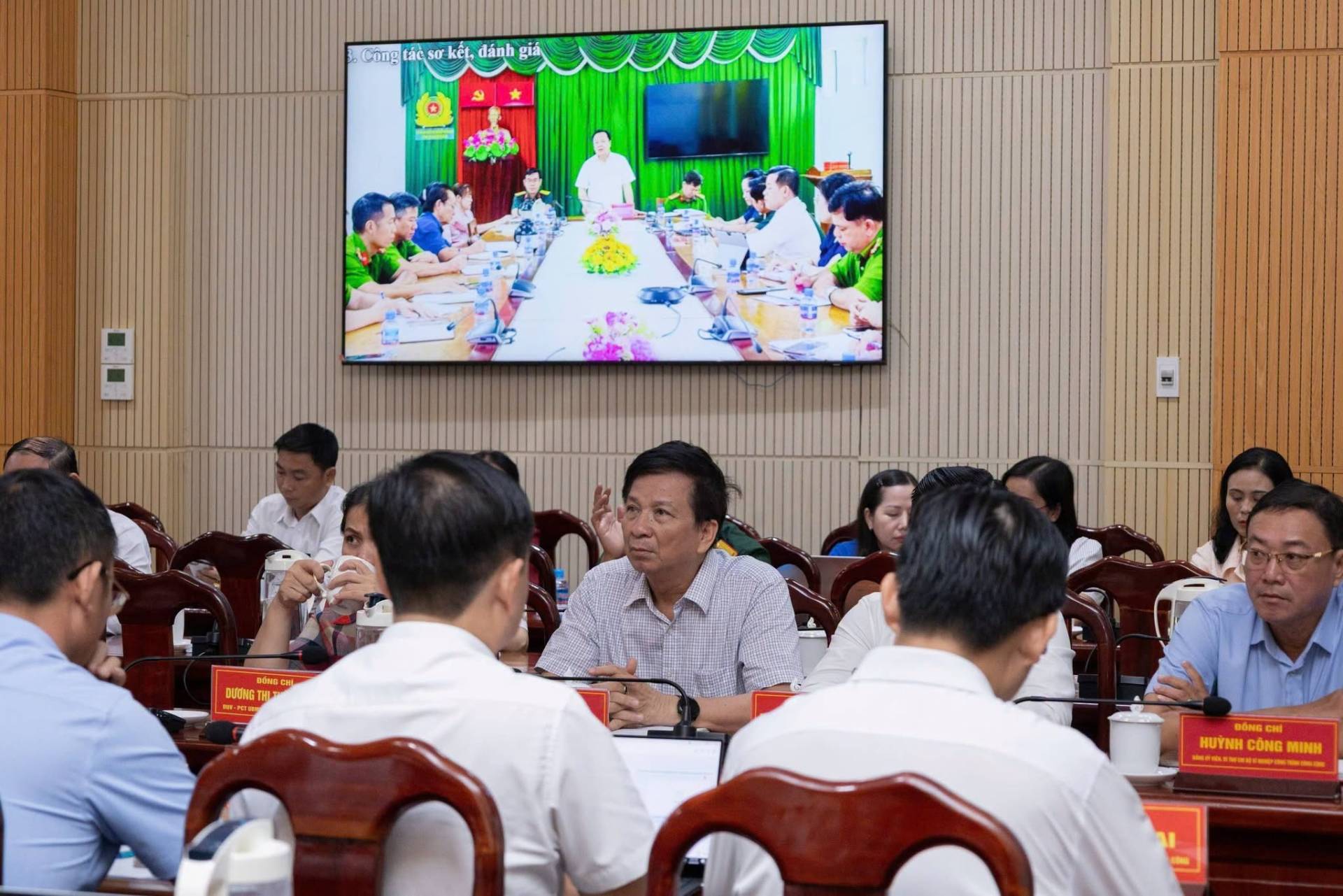 Có thể là hình ảnh về một hoặc nhiều người và văn bản cho biết 'Cong cs kết dánh giá : E #6HcH BƯDNG . ออม CH HUYNH HUYNHCÔNGMI CONG MINH GlNs'