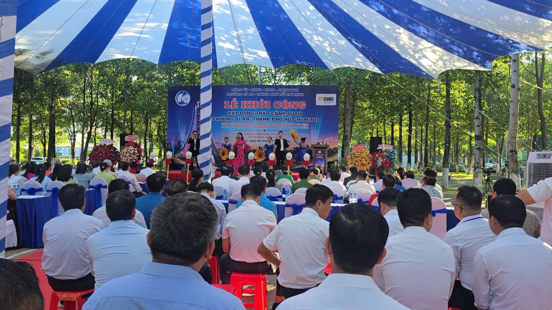 Có thể là hình ảnh về một hoặc nhiều người, đám đông và văn bản