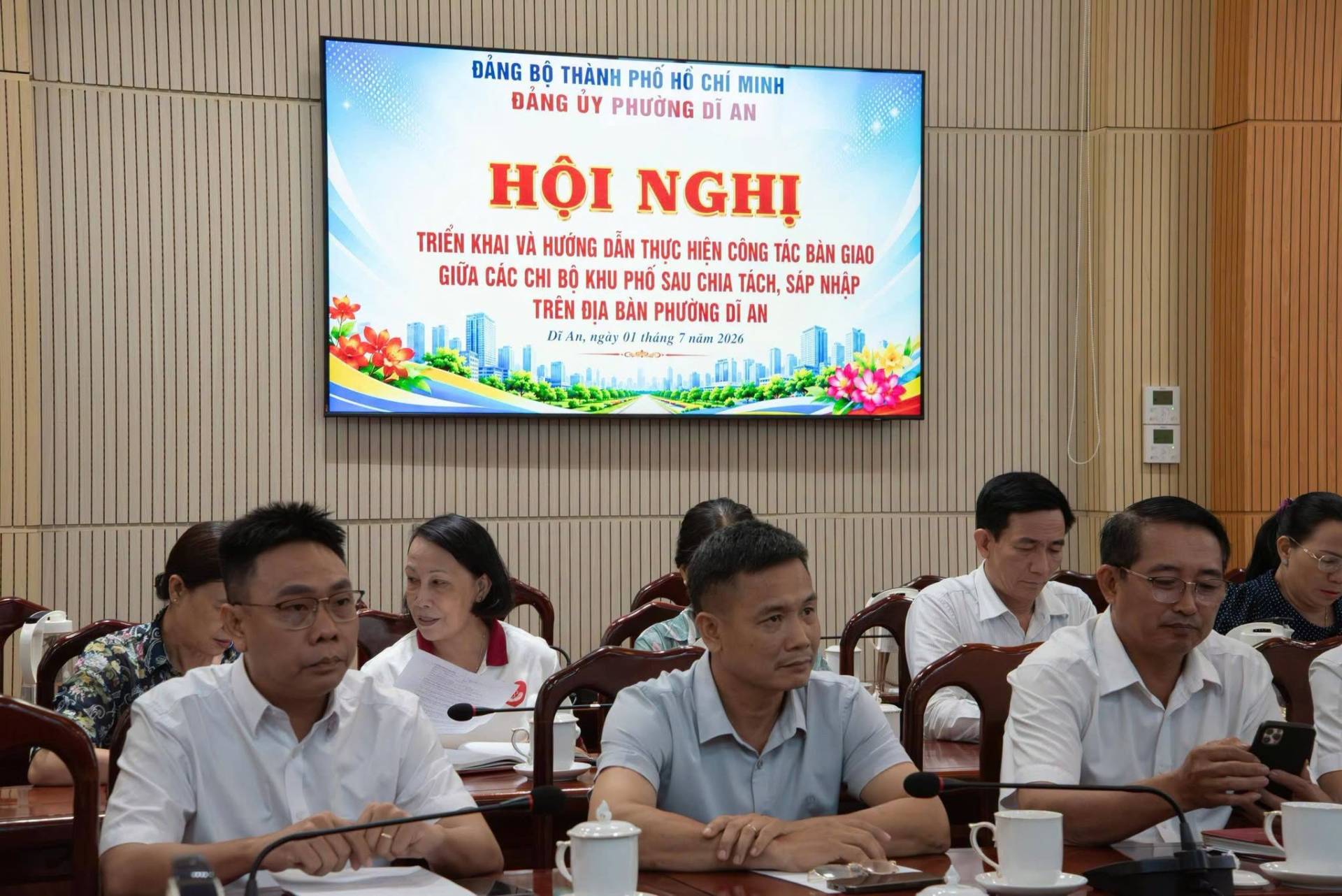 C&oacute; thể l&agrave; h&igrave;nh ảnh về một hoặc nhiều người v&agrave; văn bản cho biết 'Đ&Aacute;NG BỘ THẢNH PHỐ HỒ CH&Iacute; MINH Đ&Aacute;NG UY PHƯỜNG DI AN HỘI NGHỊ TRIẾN KI V&Agrave; HƯỞNG DẪN THỨC HIỆN C&Ocirc;NG T&Aacute;C B&Agrave;N GIAO GIỮA C&Aacute;C CHI BỘ KHU PHỐ SAU CHIA T&Aacute;CH, S&Aacute;P NHẬP TR&Ecirc;N ĐIA BẢN PHƯƠNG DI AN Di 1A An RT. ийy นาผอธ รลิดง 2026'