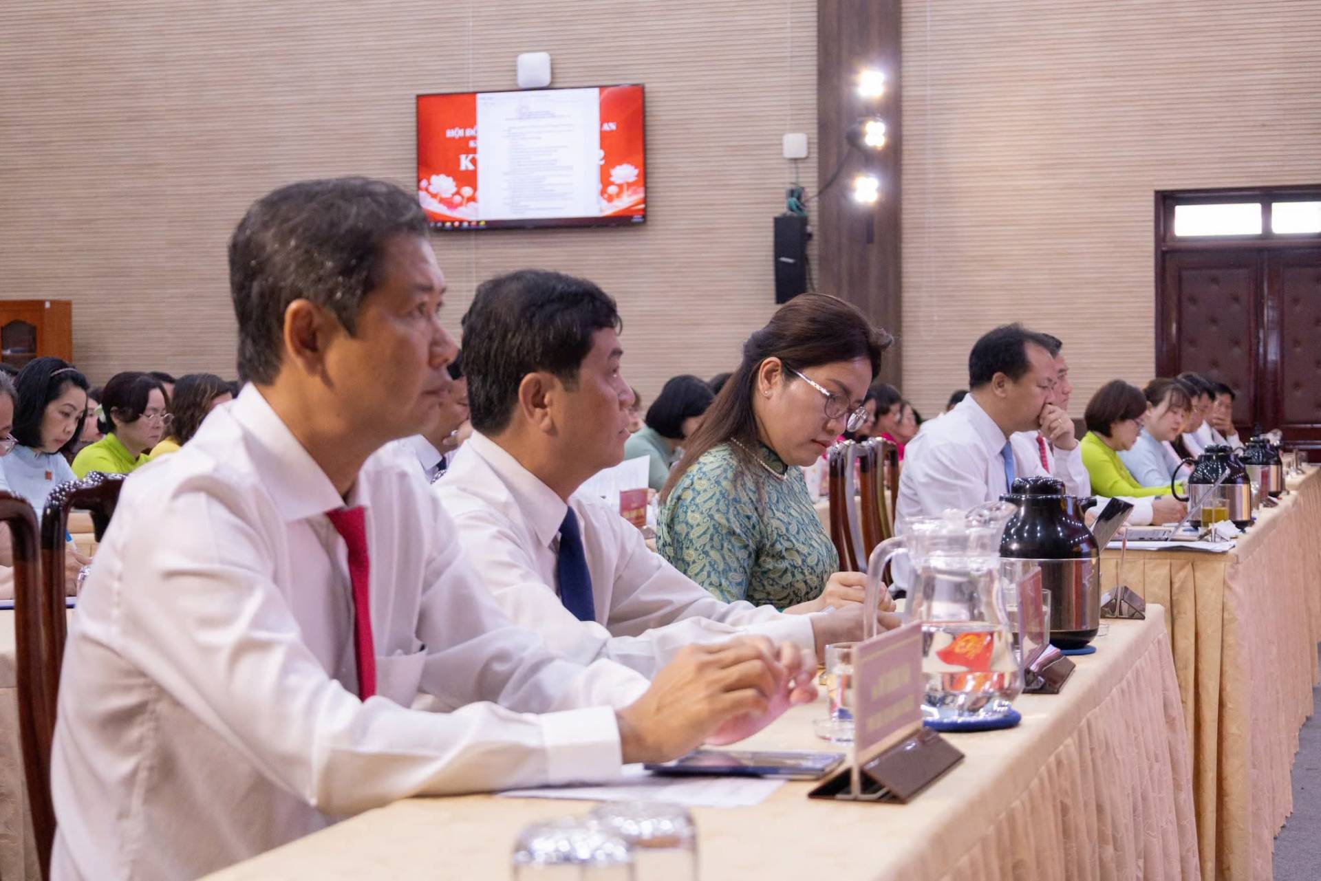 Có thể là hình ảnh về một hoặc nhiều người, mọi người đang học và văn bản