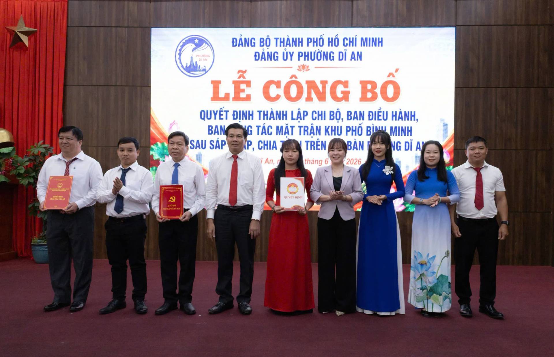 Có thể là hình ảnh về văn bản cho biết 'ĐẢNG BỘ THÀNH PHỐ HỒ CHÍ MINH ĐẢNG ỦY PHƯỠNG DI AN تیاار LỄ CÔNG BÔ QUYẾT ĐỊNH THÀNH LẬP CHI BỘ, BAN ĐIỀU HÀNH, BAN G TÁC MẶT TRÂN KHU PHỐ BINH BINUMINH MINH SAUSÁP SAU SÁP P, CHIA TRÊN BÀN NG GDIA I A DI உணம An, tháng 6 لنه 2026 মাপ oeTиpa Tupa'