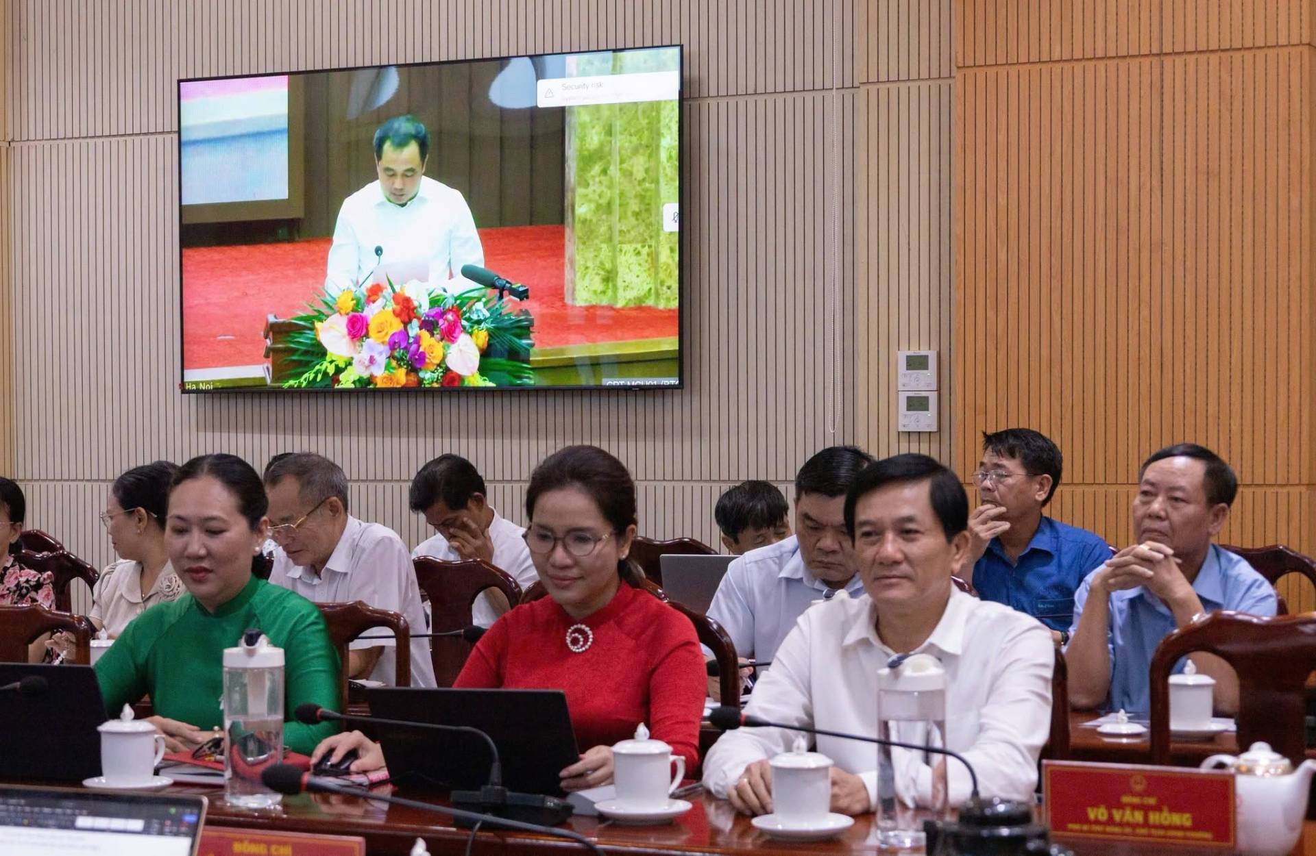 C&oacute; thể l&agrave; h&igrave;nh ảnh về một hoặc nhiều người v&agrave; văn bản