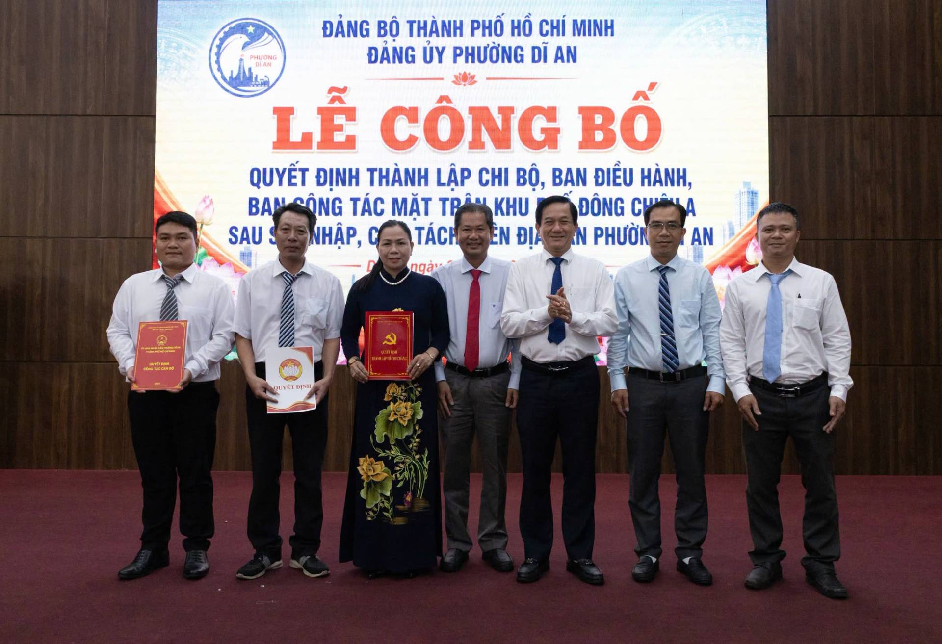 Có thể là hình ảnh về văn bản cho biết 'ĐẢNG BỘ THÀNH PHỐ HỒ CHÍ MINH หหมจพ ĐẢNG y PHƯỜNG DĨ AN لر 피후로 LỄ CÔNG BỐ QUYẾT ĐỊNH THÀNH LẬP CHI BỘ, BAN ĐIỀU HÀNH, BAN BANCÔNG CÔNG TÁC MẶT TPÂN KHU ĐÔNG CHA SAUSENHẬP, NHẬP, SAU TÁCH EN ĐỊ N PHƯỜN AN ngà -ဘာသး e r미채'