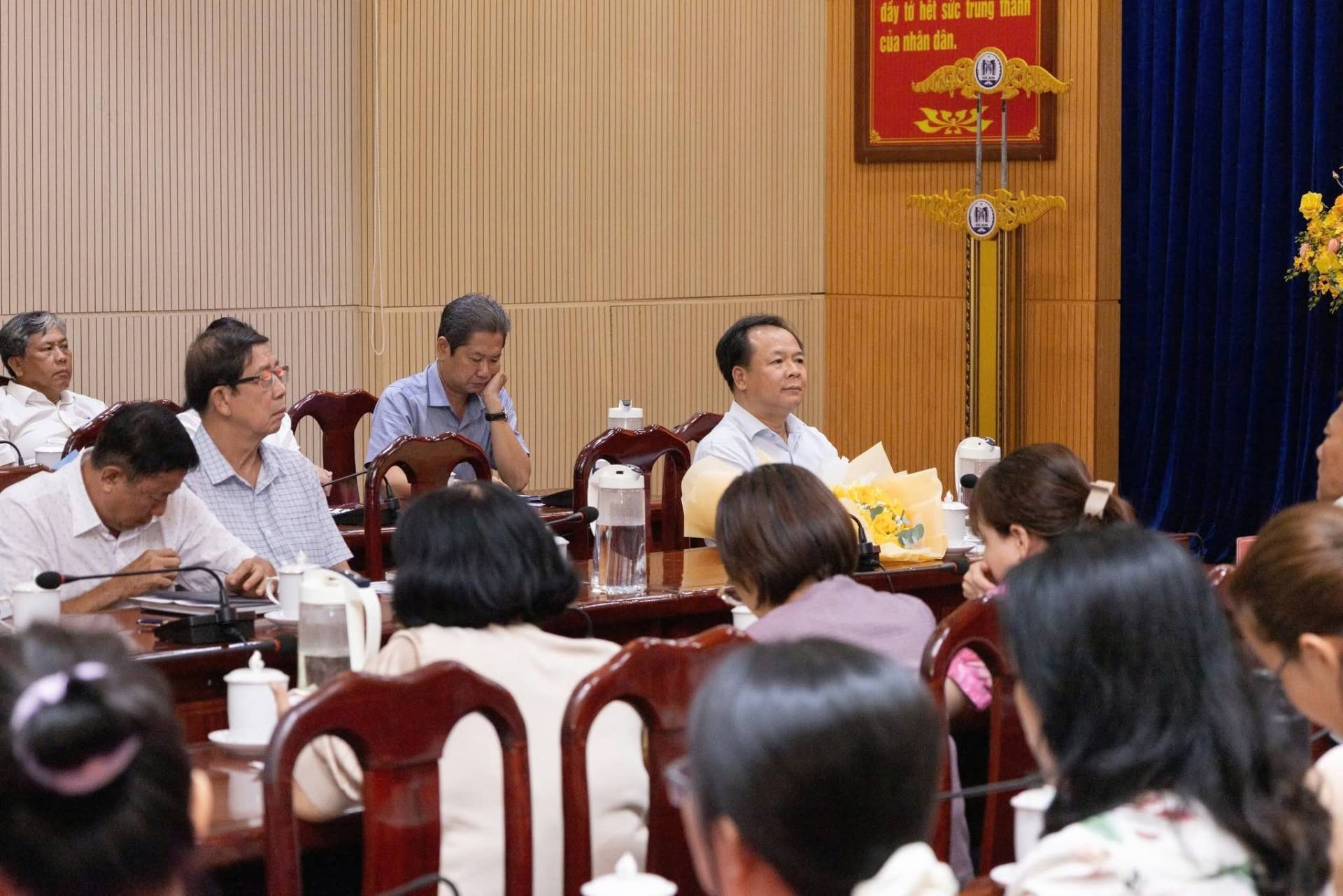 C&oacute; thể l&agrave; h&igrave;nh ảnh về một hoặc nhiều người v&agrave; văn bản