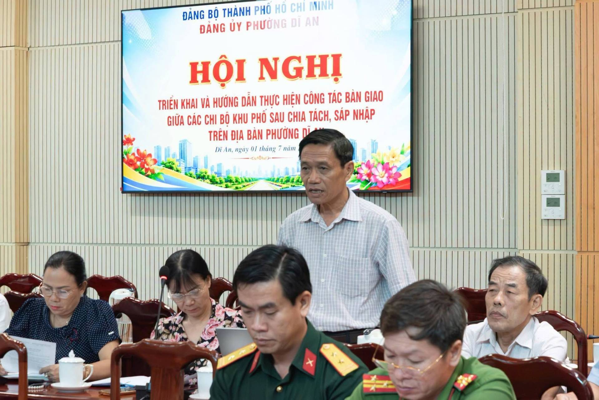 C&oacute; thể l&agrave; h&igrave;nh ảnh về một hoặc nhiều người v&agrave; văn bản cho biết 'ĐẢNG BỘ TH&Agrave;NH PH&Ocirc; H&Ocirc; CHI MINH Đ&Aacute;NG UY PHƯỠNG DI AN HỘI NGHỊ TRI&Ecirc;N KHAI V&Agrave; HƯỚNG D&Aacute;N THỰC HIỆN C&Ocirc;NG T&Aacute;C BẢN GIAO GIỮA C&Aacute;C CHI BỘ KHU PHO SAU CHIA T&Aacute;CH, S&Aacute;P NHẬP TR&Ecirc;N ĐỊA BAN PHƯỞNG pi Di ۱۱۰ -nguy OI th&aacute;ng เล้ตง นริดวะ'
