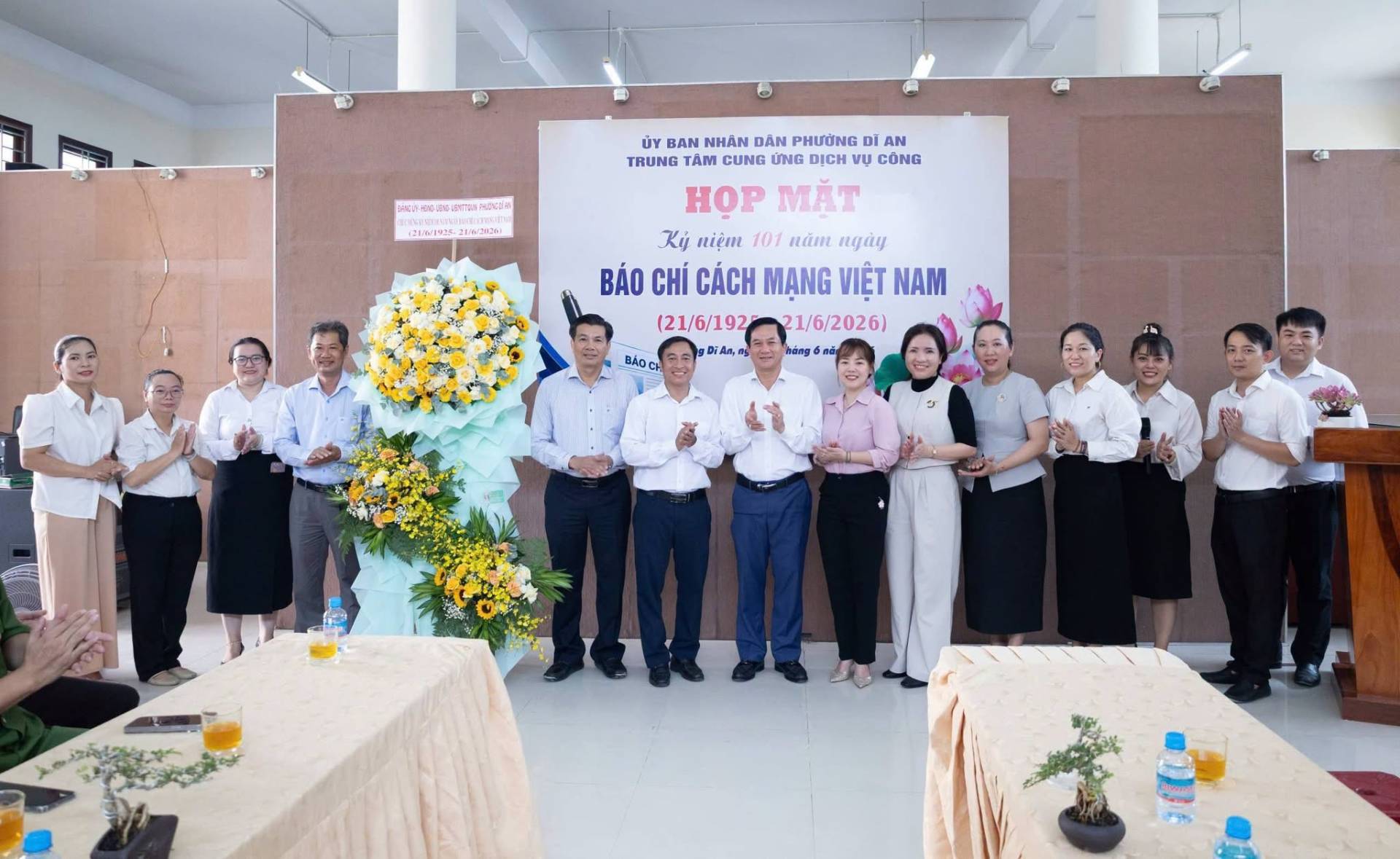 Có thể là hình ảnh về cái bục và văn bản