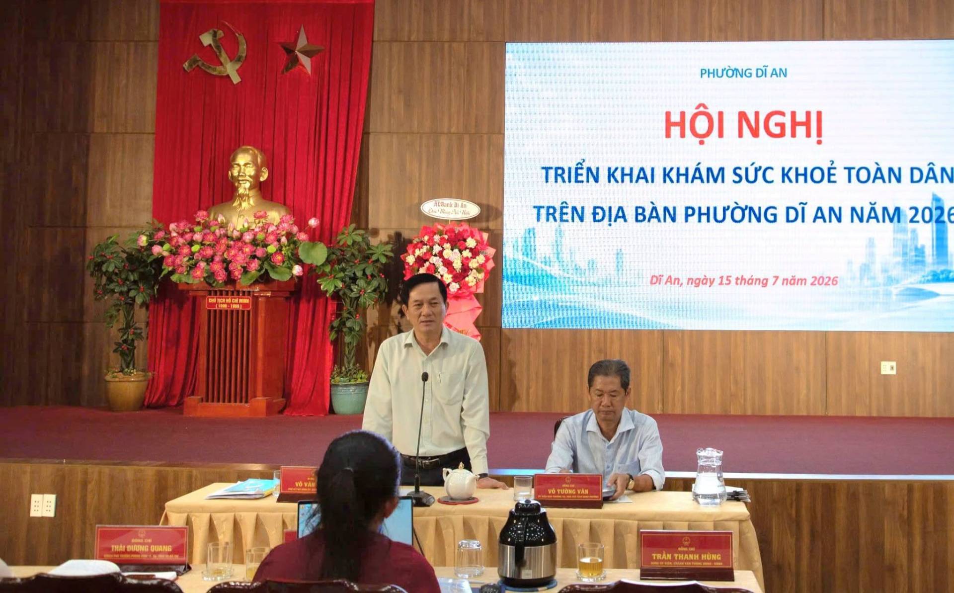 C&oacute; thể l&agrave; h&igrave;nh ảnh về &lrm;c&aacute;i bục, đền thờ v&agrave; &lrm;văn bản cho biết '&lrm;PHƯỜNGDI آم AN AIDaR 一 HỘI NGHỊ TRIỂN KHAI KH&Aacute;M SỨC OE TO&Agrave;N D&Acirc;N TR&Ecirc;N ĐỊA B&Agrave;N PHƯỜNG DĨ AN NĂM 202 DFAn, ng&agrave;y 15 th&aacute;ng năm 2026 จ ขอชันาลม แอชมท ခး 미도 TRAN THANH H&Ugrave;NG&lrm;'&lrm;&lrm;