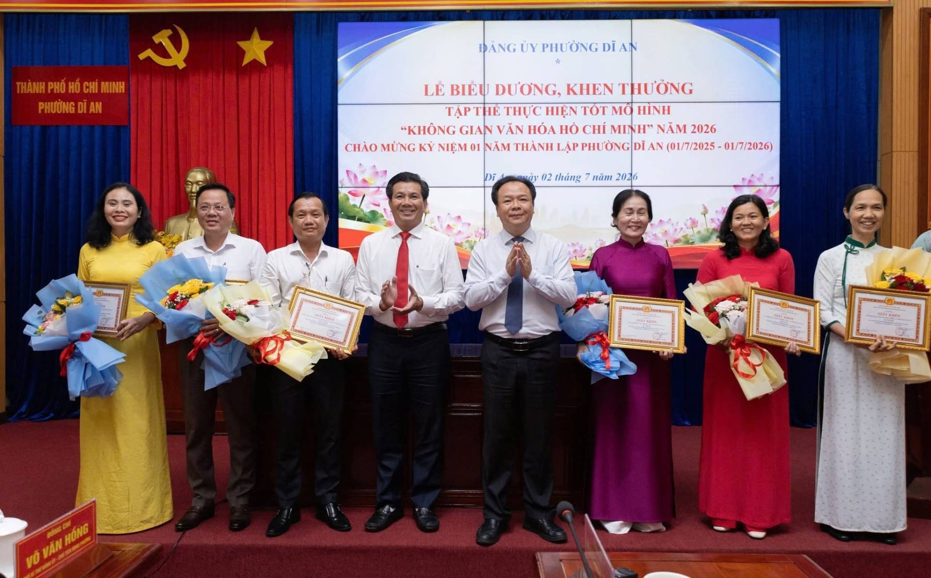 Có thể là hình ảnh về một hoặc nhiều người, cái bục và văn bản cho biết 'POHN ΤΗΑΝΗΡHΌHόςΗиmΝΗ PHƯỜNGDIAN DANG PHƯỜNG DI LÊ BIÊU DU DƯƠNG, KHEN THƯONG TẠPTIE THỰC HIỆN TOT MỖ HINH "KHÔNG GIAN "KHÔNGGIANVĂNI VĂN HÓA Ho CHÍ MINH" NAM 2026 CHÀO MỪNG NIỆM 01 NĂM THÀNH LẬP PHU ONG DI LA A N (01/7/2025- 01/7/2026) بة 02 tháng năm 2026 νό VĂN POMINZANE HONE'