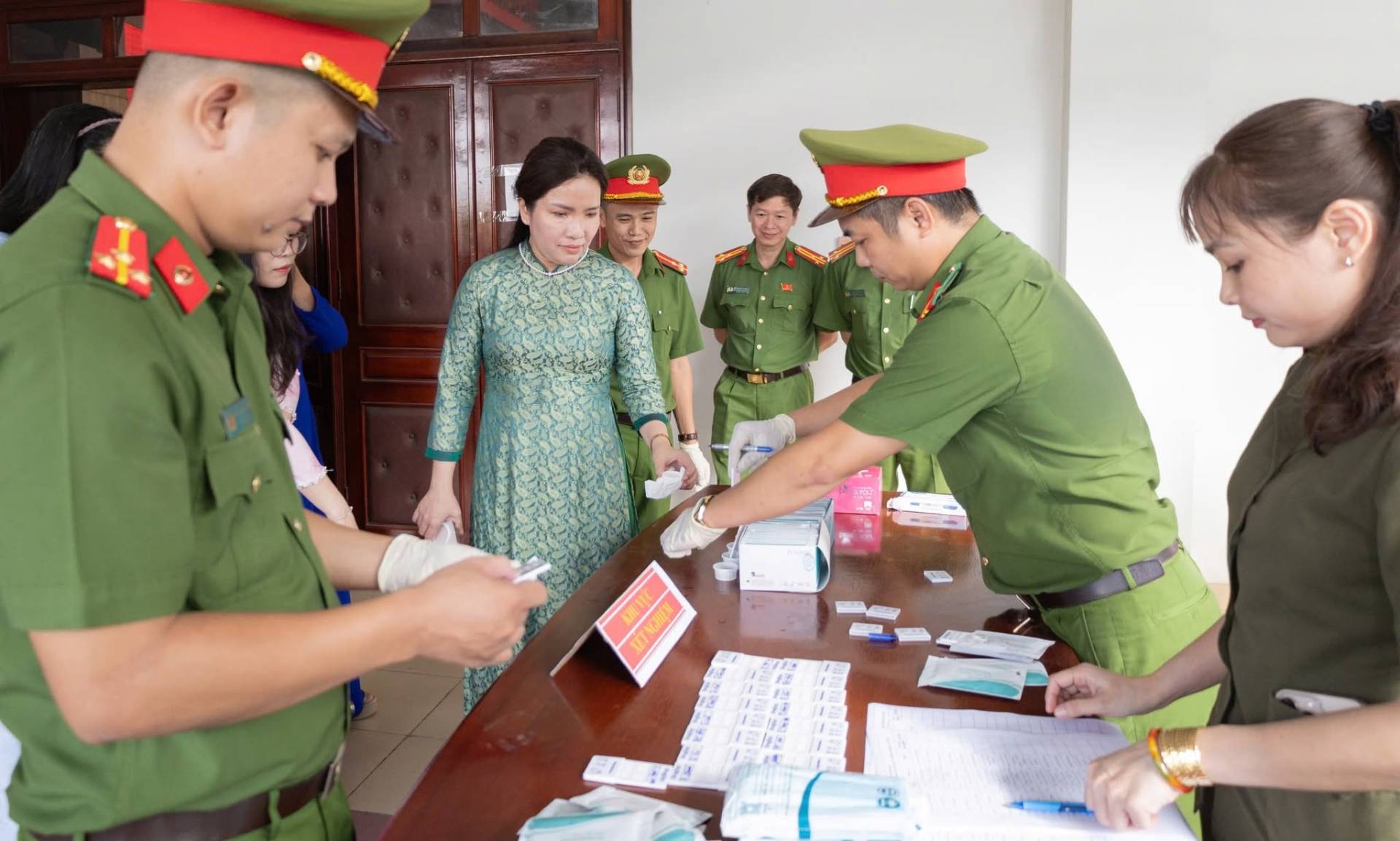 Có thể là hình ảnh về một hoặc nhiều người