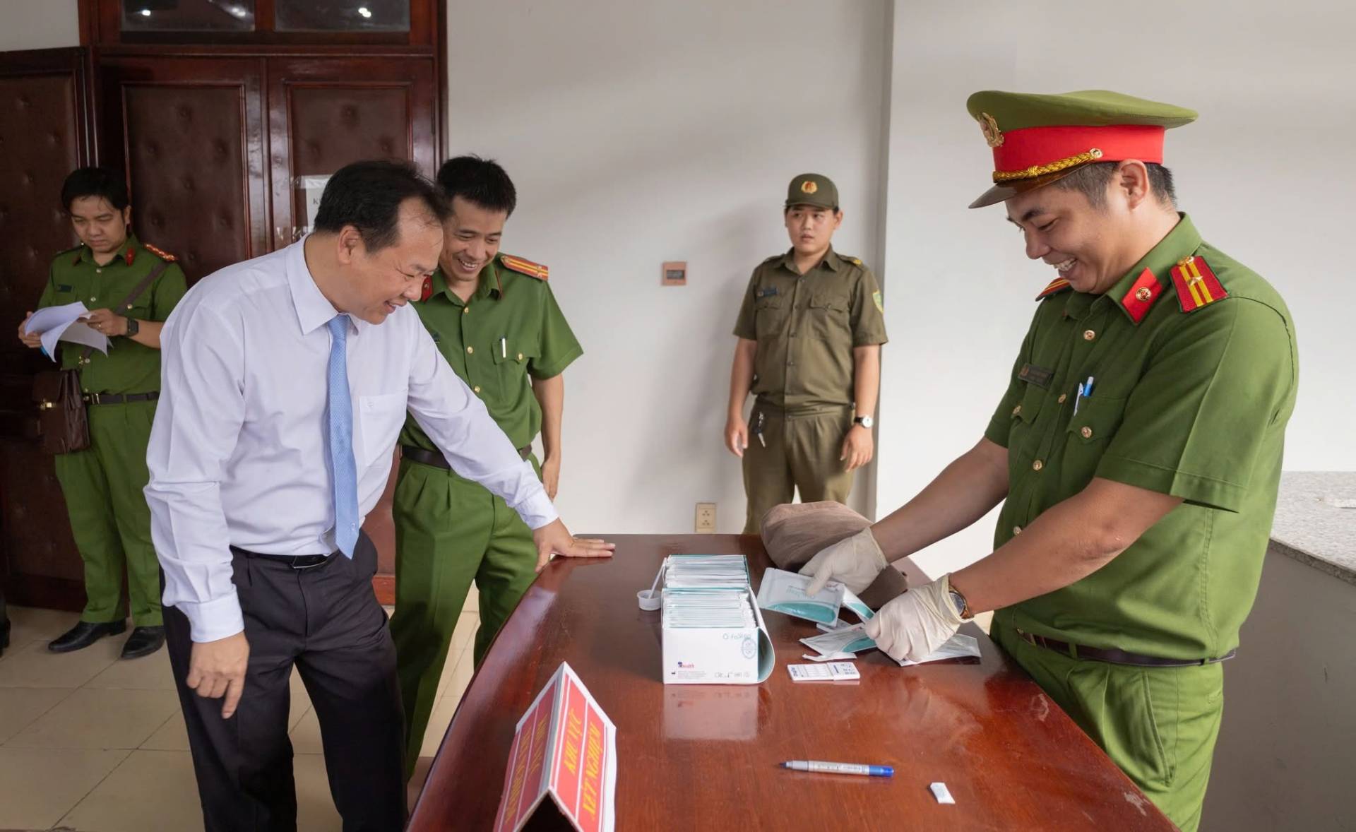 Có thể là hình ảnh về một hoặc nhiều người và văn bản
