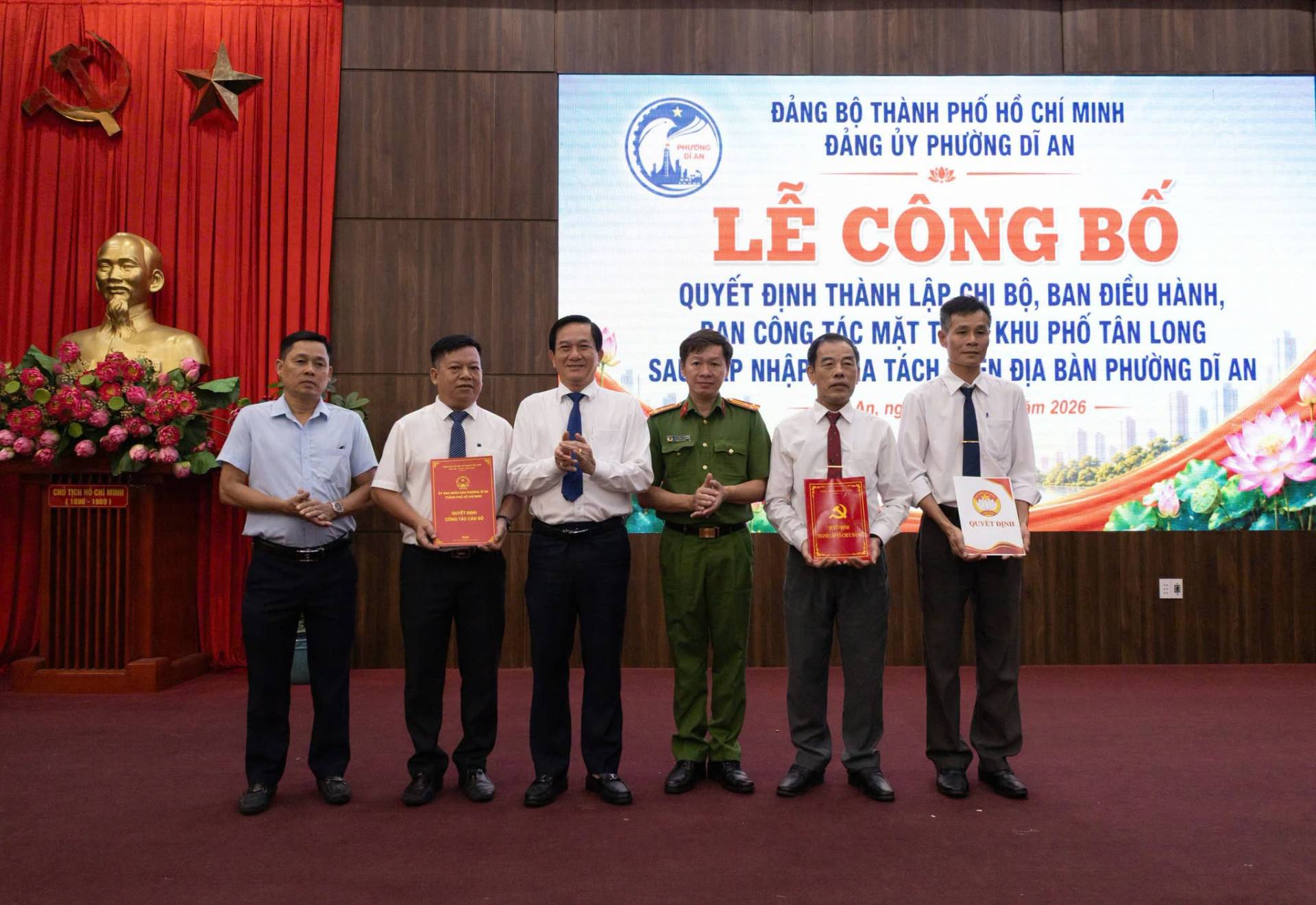 Có thể là hình ảnh về văn bản cho biết 'ĐẢNG BỘ THÀNH PHỐ HỔ CHÍ MINH ĐẢNG ỦY PHƯỜNG DĨ AN LỄ CÔNG BỐ QUYẾT ĐỊNH THÀNH LẬPCHI BỘ, BAN ĐIỀU HÀNH, PAN CÔNG CÔNGTÁCMĂ TÁC MẮT KHU PHỐ TÂN LONG SAU SALESP NHẬP A TÁCH -N ĐỊA BÀN PHƯỜNG DĨ AN im 2026 ع An, ng On IORS 日量'