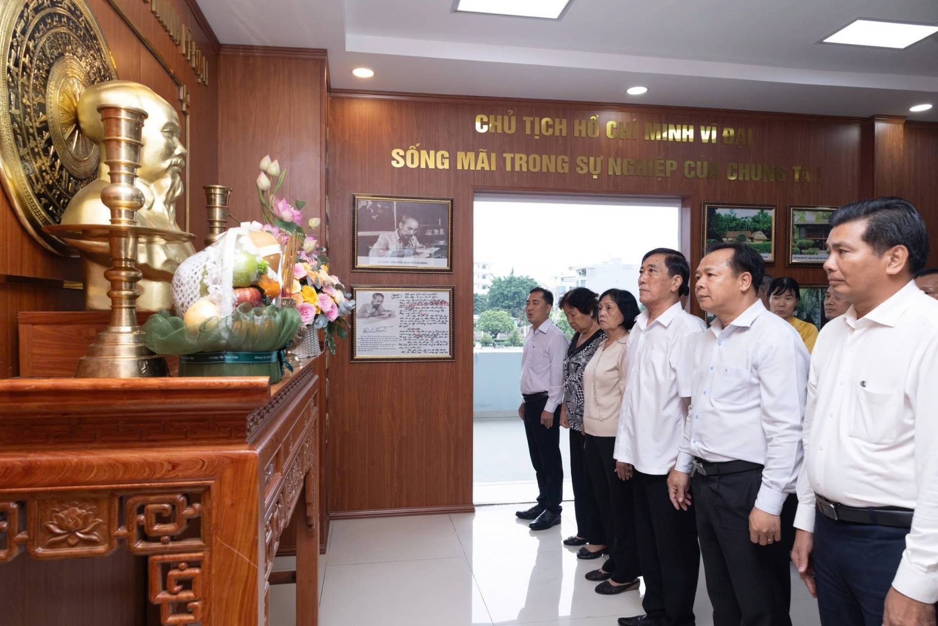 C&oacute; thể l&agrave; h&igrave;nh ảnh về một hoặc nhiều người, đền thờ, c&aacute;i bục v&agrave; văn bản