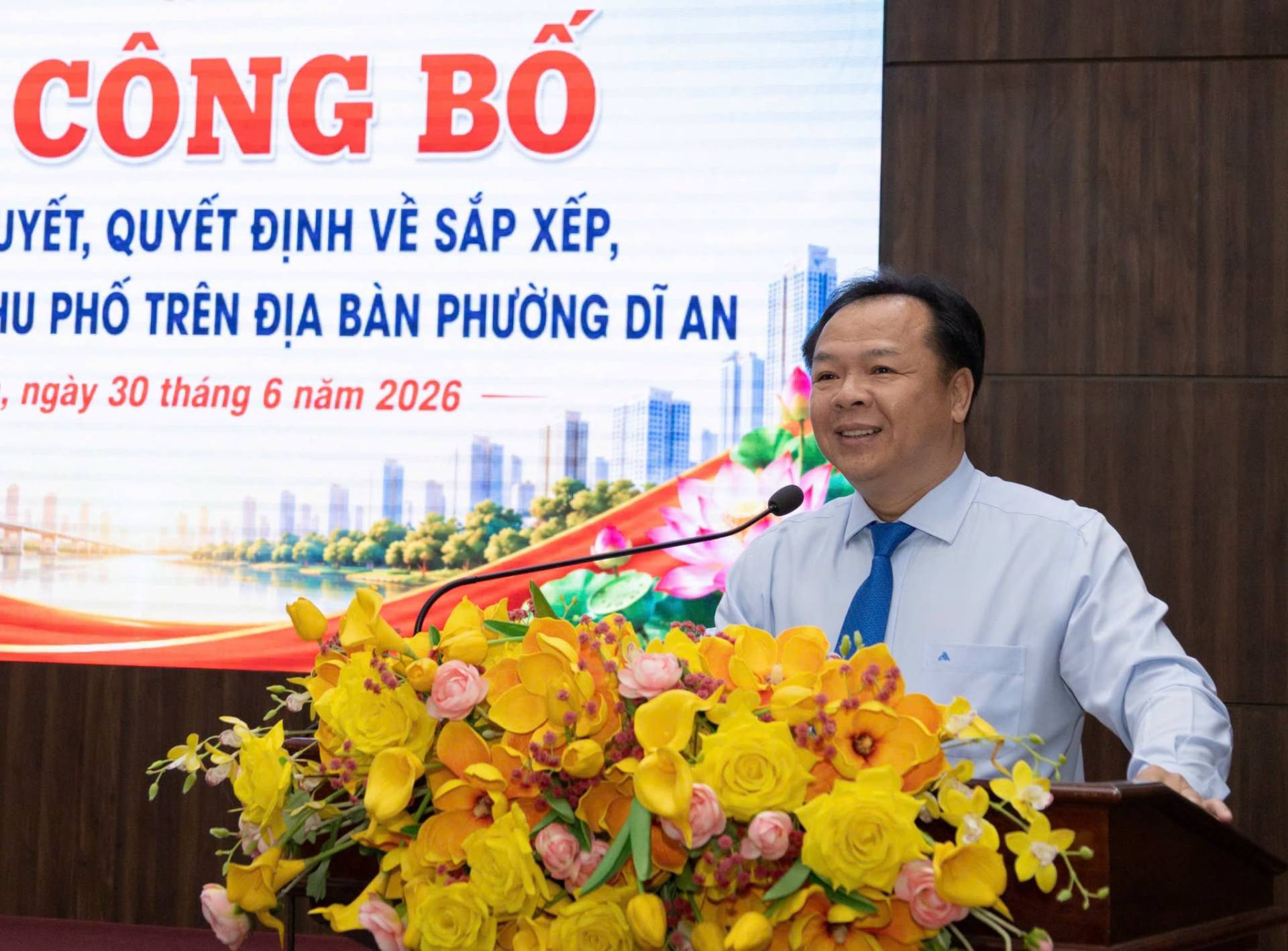 Có thể là hình ảnh về văn bản cho biết 'CÔNG BỐ UYẾT, QUYẾT ĐỊNH VỀ SẮP XẾP, IU PHỐ TRÊN ĐỊA BÀN PHƯỜNG DĨ AN ngày 30 tháng 6 năm 2026'