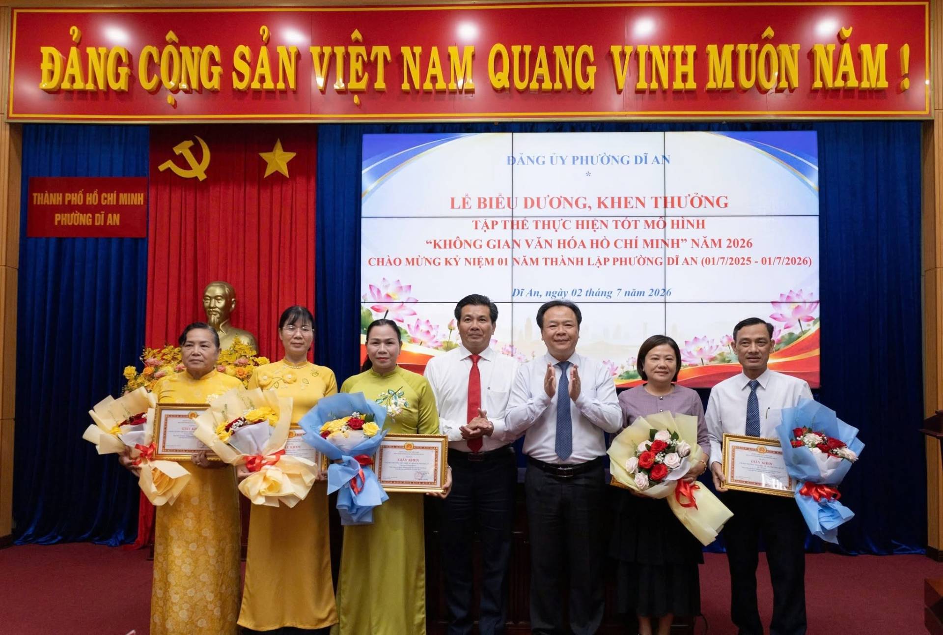 Có thể là hình ảnh về văn bản cho biết 'ĐẢNG CỘNG SẢN VIỆT NAM QUANG VINH MUÔN NĂM! THÀNHPHÓHÓCHÍMINH PHƯỜNGDĨAN DANGUY UY PHU ÔNG DI IN LÊ ι DƯƠNG, KHEN THƯỜNG TH TẠP HE THỰC HIỆN TOT Mo HINH "KHÔNG GIA VĂN HOA Ho CHÍ MINH" NĂM 2026 CHÀO MỪNG CHAOMỪNG KỲ NIỆM NĂM THẢNH LẬP PHU όνει (01/7/2025 01/7/2026) Di nguy 2 tháng năm 2026'