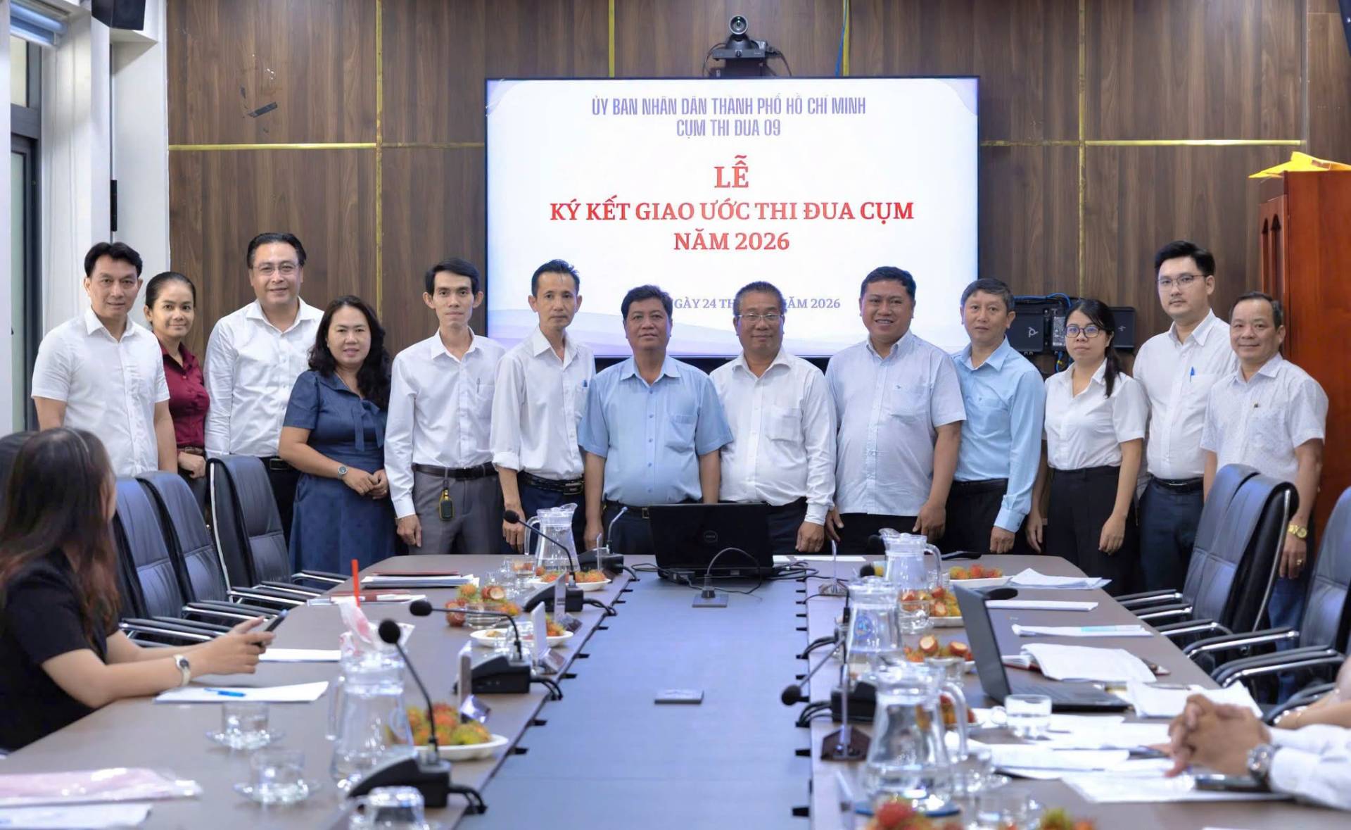 Có thể là hình ảnh về một hoặc nhiều người, bàn và văn bản cho biết 'ỦV BAN NHAN DAN THANH PHÓ በሰ CHI MINH CỤM |DU LỄ KÝ KẾT GIAO YKÉTGIAOƯỚCTHIDUACUN ƯỚCTHI TH ĐUA CỤM ƯỚC NĂM 2026 GAY GAY24TH ATT Abl 2026'