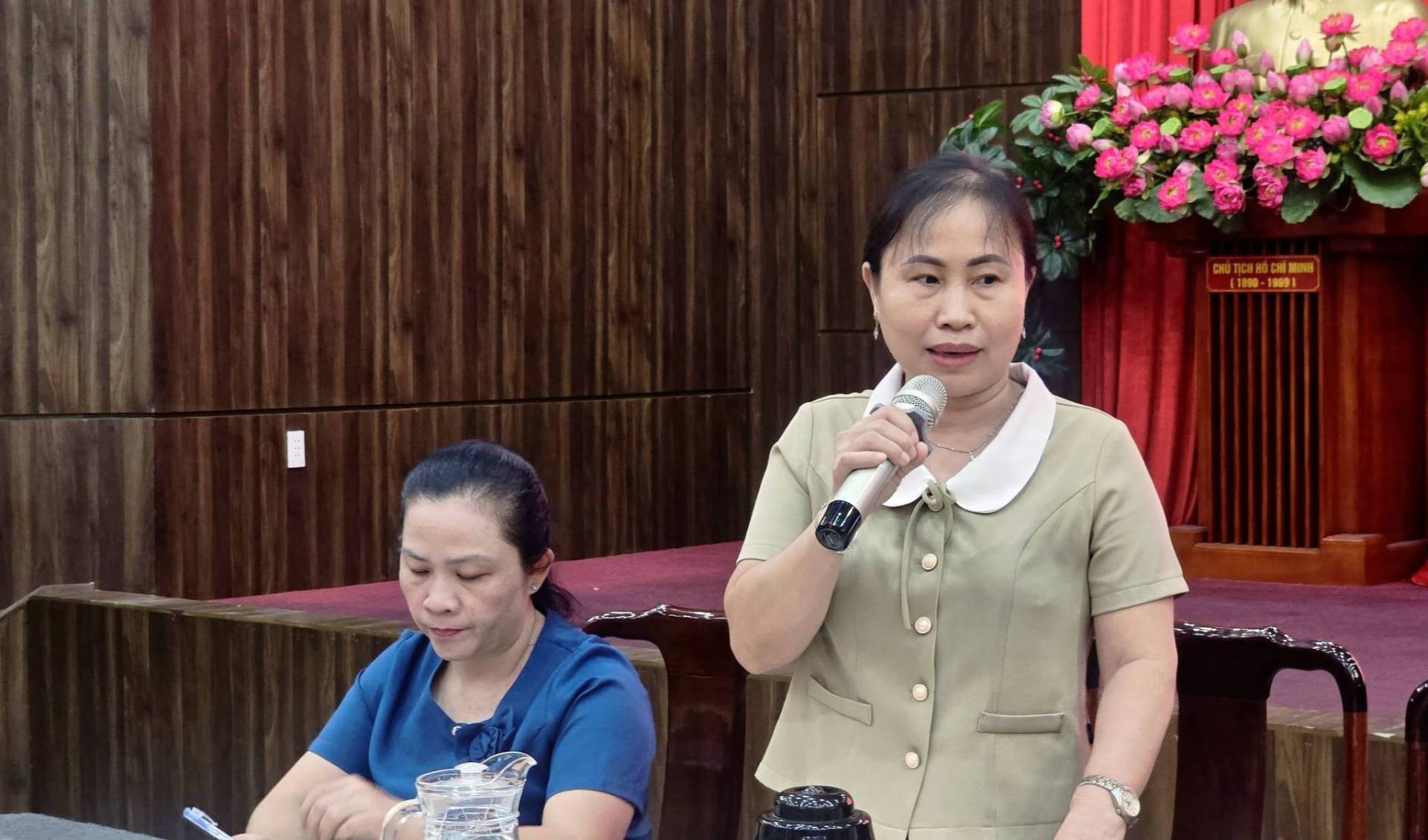 Có thể là hình ảnh về một hoặc nhiều người và văn bản