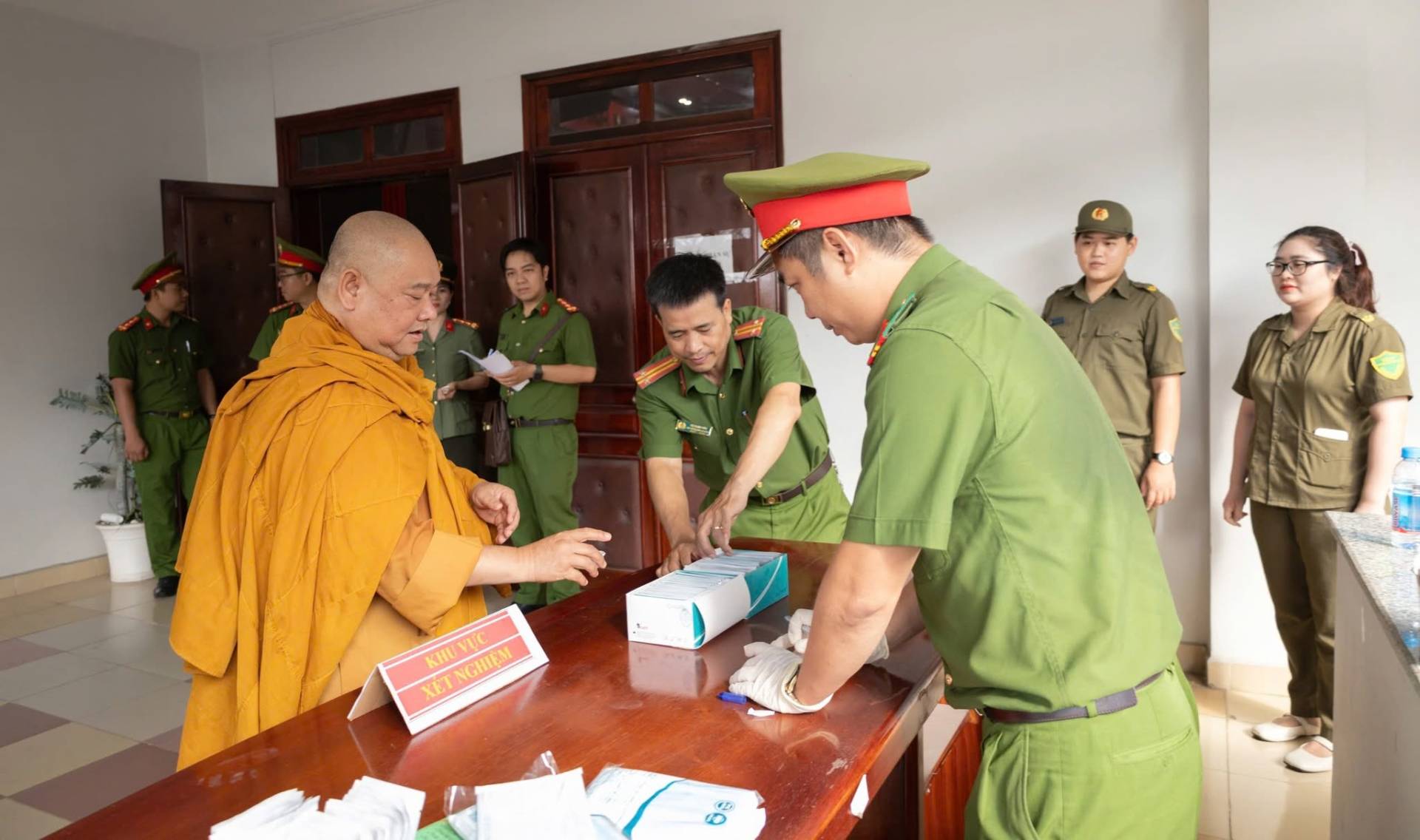 Có thể là hình ảnh về một hoặc nhiều người và văn bản cho biết '부니 XET XETNGHIỆM KHUVUC NGHIEM'