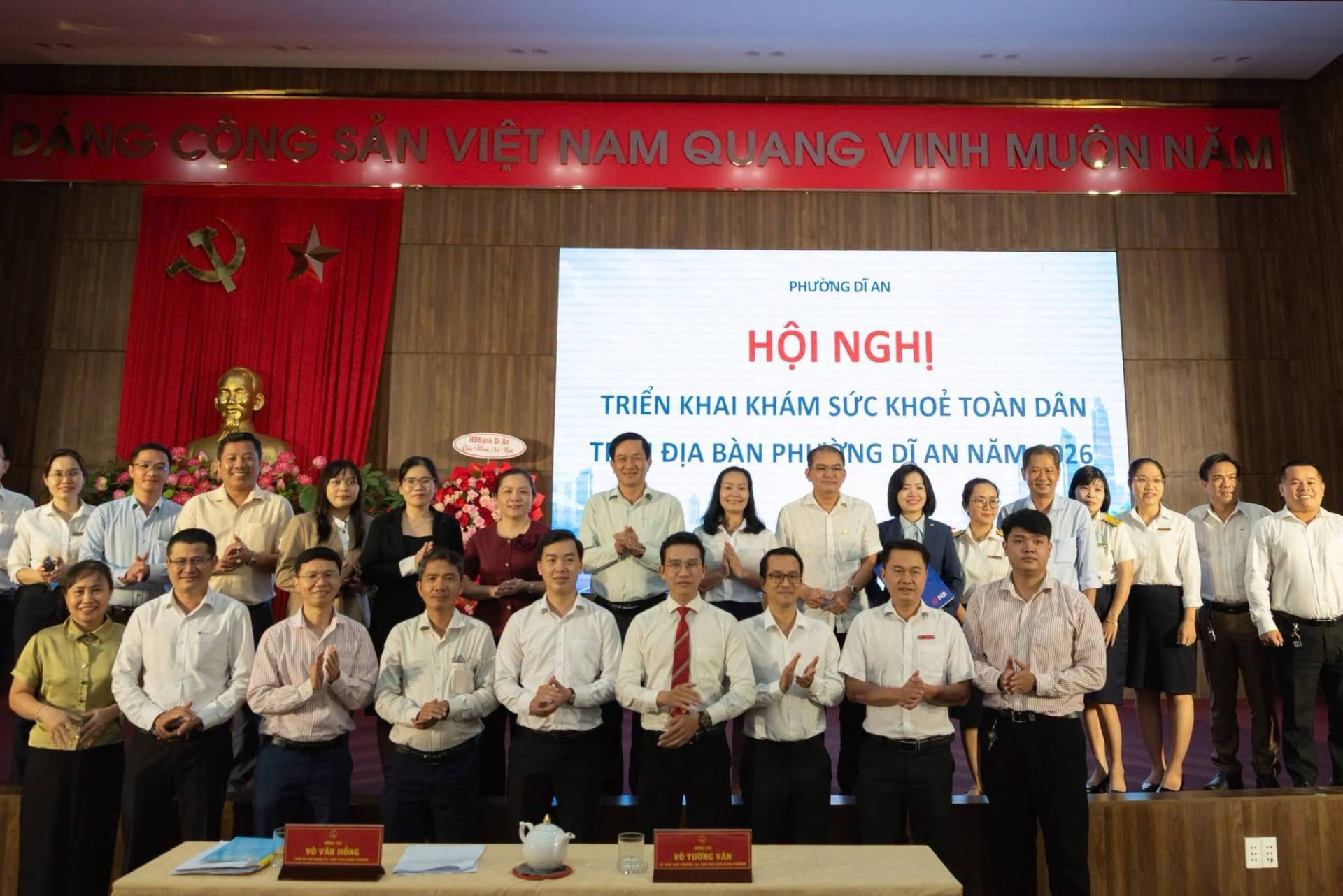Có thể là hình ảnh về một hoặc nhiều người và văn bản cho biết 'CỘNGSẢN SẢN VIỆT NAM VINH MUỘNNĂN MUON PHƯỜNG AN DE HỘI NGHỊ TRIỂN KHAI KHÁM SỨC KHOE TOÀN DÂN TI ĐỊA BÀN PH YNG DĨ AN NĂM 26'
