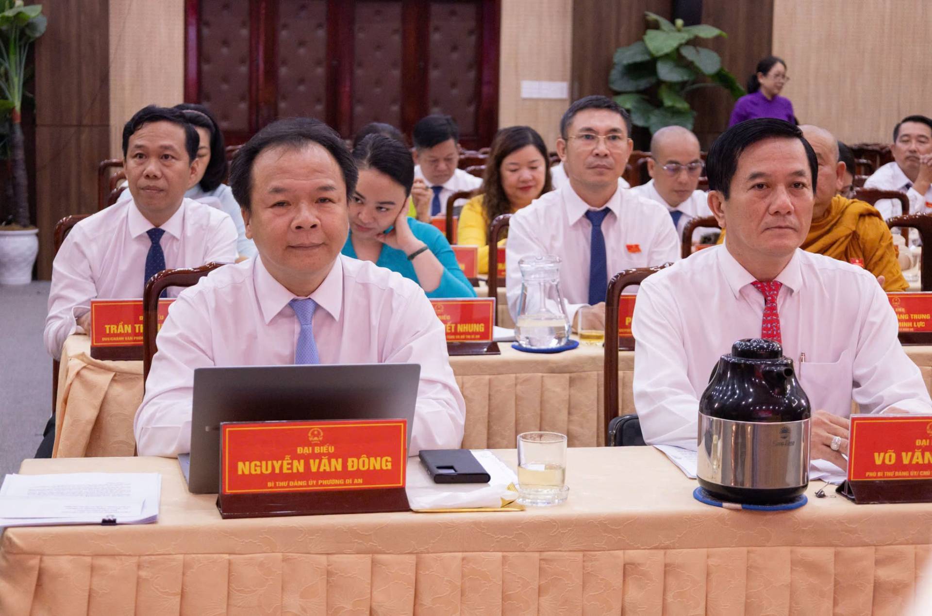 Có thể là hình ảnh về một hoặc nhiều người và văn bản cho biết 'TRẮN NHUNG DAI DAIBIEU NGUYÊN NGUYỄNVANĐÔNG ATB BIỀU VAN ĐÔNG TH RAM PHƯUNG AN BA VOVĂN VÕ VĂN POSREMNGE'