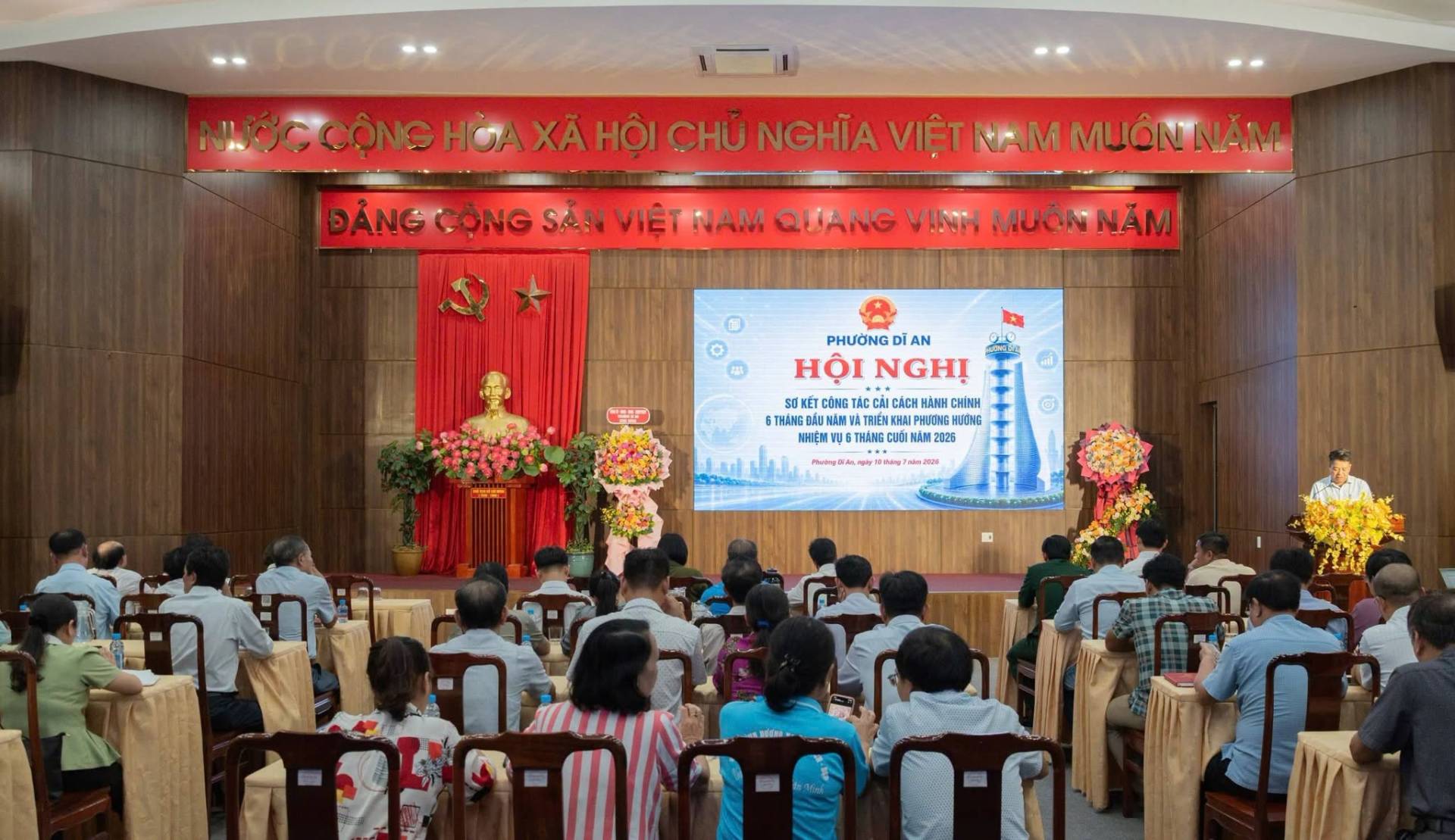 Có thể là hình ảnh về cái bục, đền thờ và văn bản cho biết 'NƯỚCCONG HỜA XÃ HỘI CHỦ NGHĨA VIỆT NAM MUÔNNĂM MUÔN ĐẢNG ĐANGCỘNG CỘNG SẢN VIỆT VIÊTNAM NAM QUANG VINH MUÔNNĂM MUÔN NĂM PHƯỜNG DIA AN AN HỘI HỘINGHỊ NGHỊ σακ CÔNG TÁCCẢI CÁCHHÀN CHIM 6THAM6 UHAN HIN TFIÉNKRAI PNIPHUO HƯỀNG NHIÊN STRSME NHIỆN STANEGI TBAHEC λά.202 Peing-i E'
