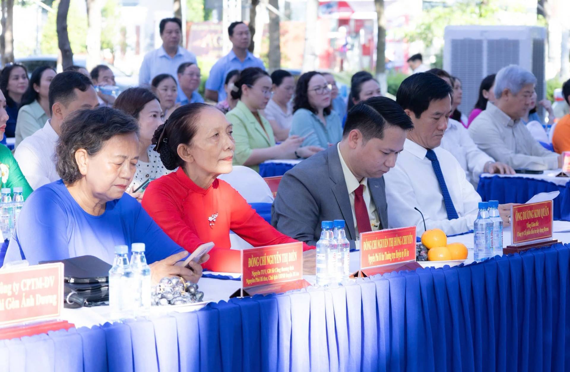 Có thể là hình ảnh về một hoặc nhiều người và văn bản