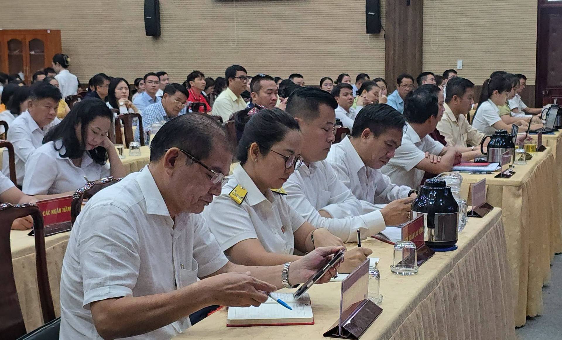 Có thể là hình ảnh về một hoặc nhiều người, mọi người đang học, đền thờ và văn bản