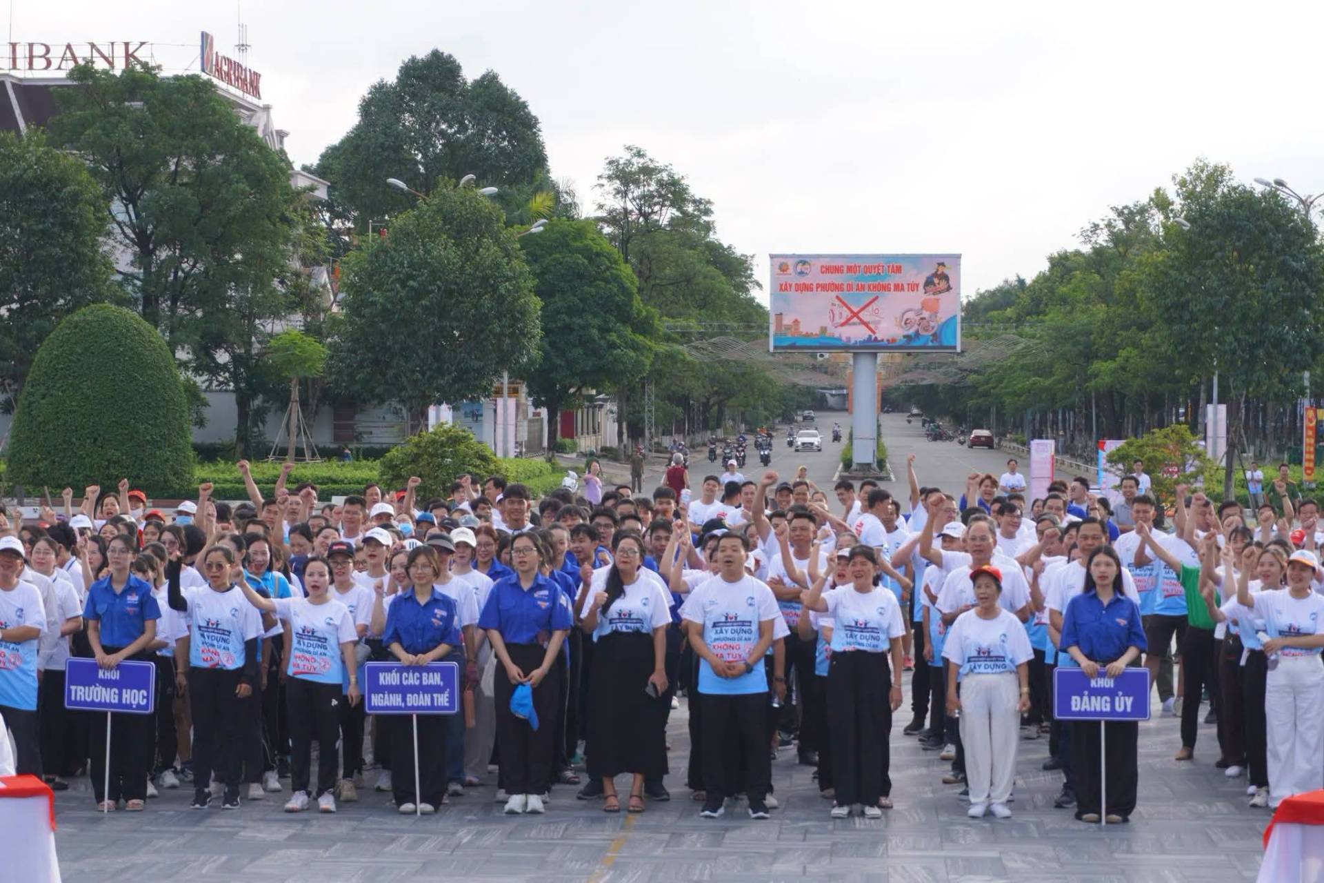 Có thể là hình ảnh về một hoặc nhiều người, đám đông và văn bản