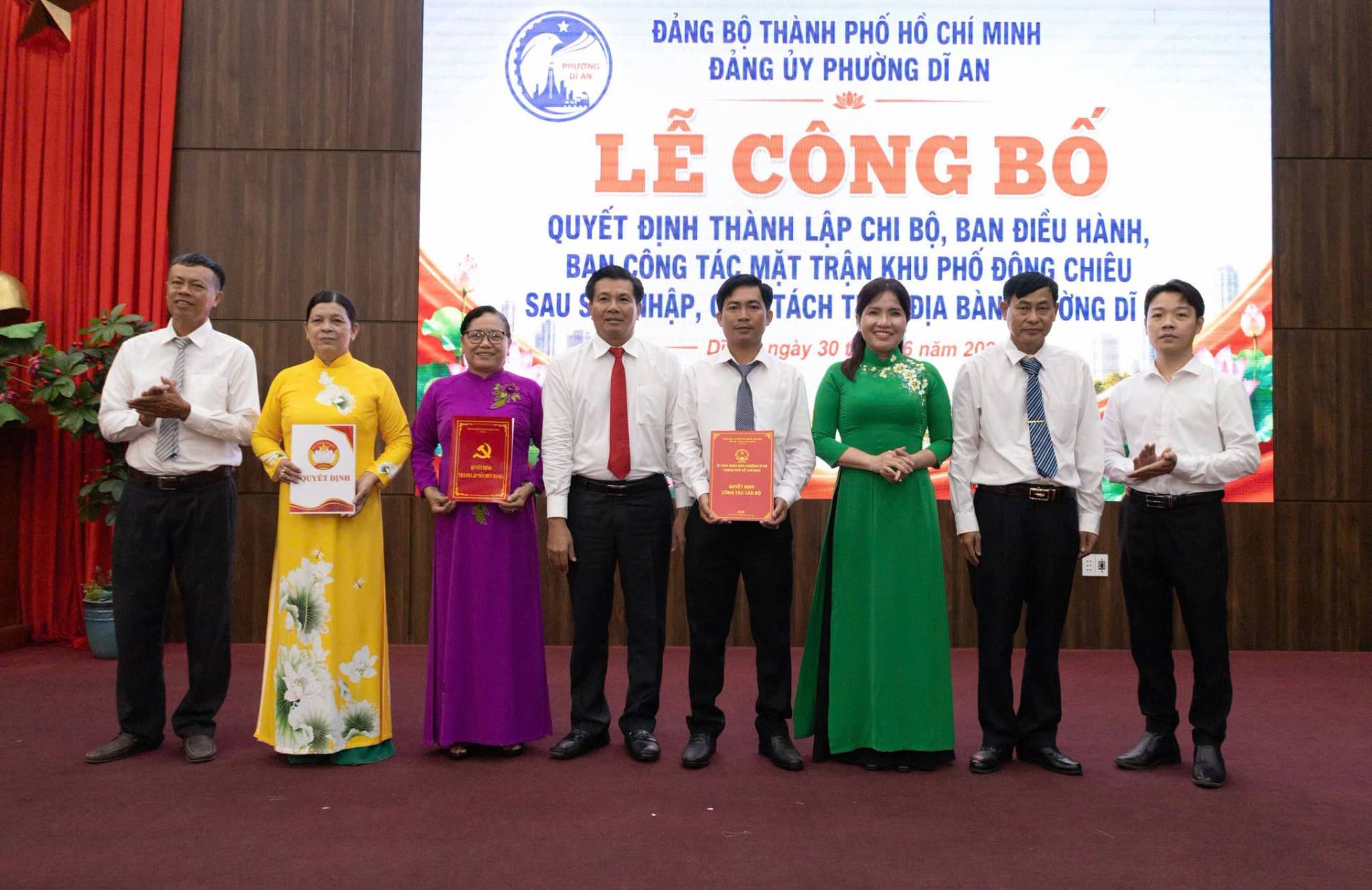 Có thể là hình ảnh về một hoặc nhiều người và văn bản cho biết 'ĐẢNG BỘ THÀNH PHỐ HỔ CHÍ MINH ĐẢNG ỦY PHƯỠNG DĨ AN LỄ CÔNG BỐ QUYẾT ĐỊNH THÀNH LAP CHI BỘ, BAN ĐIỀU HÀNH, BẠN BANCÔNG TÁC_MẶT TRẬN KHU PHỐ ĐÔNG CHIÊU SAU AUSESNHẬP, as HẬP, TÁCH T ĐỊA BÀN ỜNG DĨ Di ngày 30 năm 20 rwKи 三当'