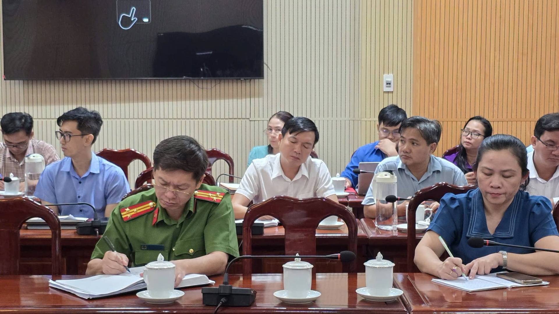 Có thể là hình ảnh về một hoặc nhiều người và văn bản