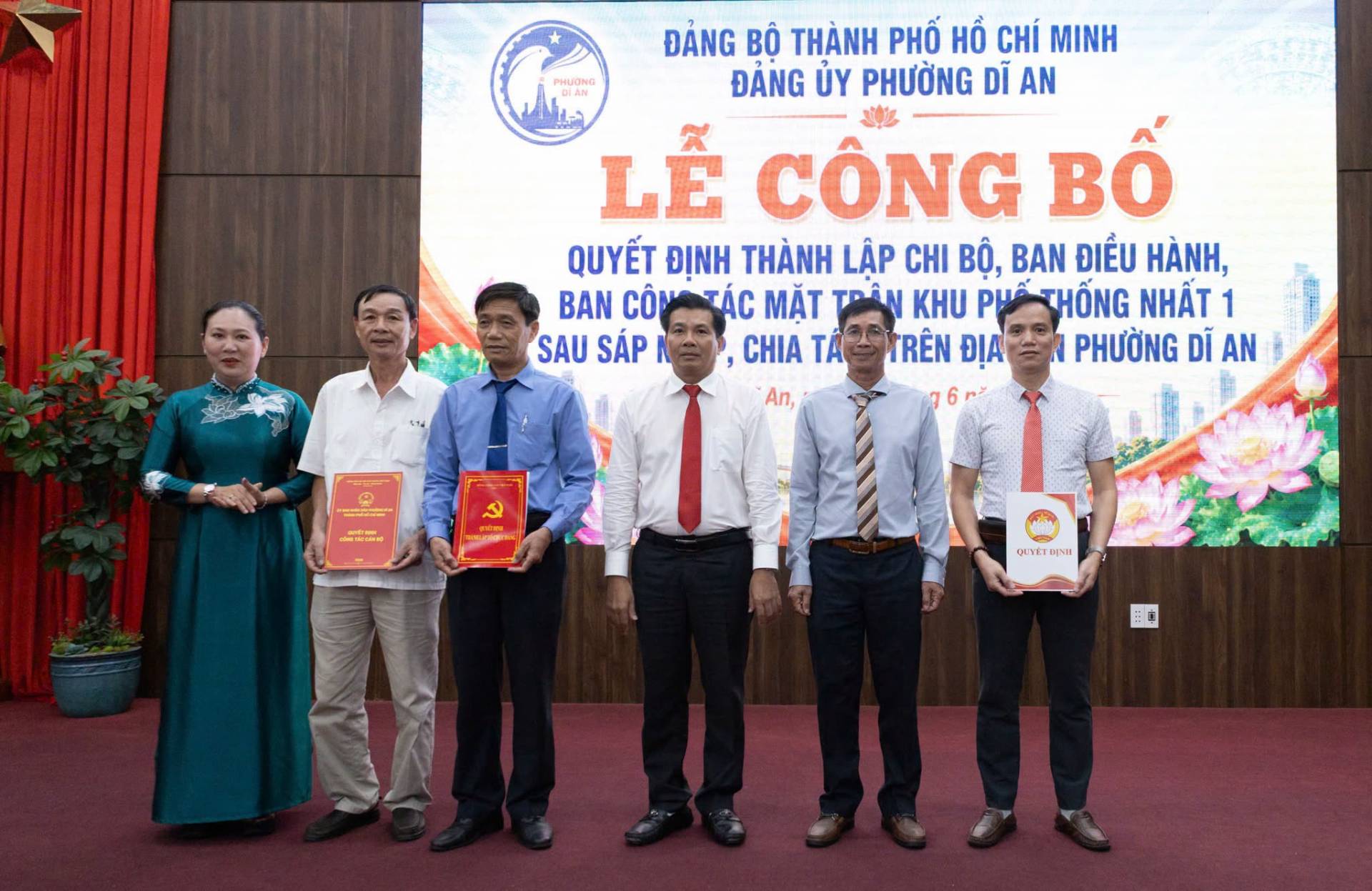 Có thể là hình ảnh về văn bản cho biết 'ĐẢNG BỘ THÀNH PHỐ HỒ CHÍ MINH ĐẢNG ỦY PHƯỜNG DĨ AN LỄ CÔNG BỐ QUYẾT ĐỊNH THÀNH LẬP CHI BỘ, BAN ĐIỀU HÀNH, BAN CÔ CÔNTÁC TÁC MẶT TRÂN KHU PHẨ THỐNG NHẤT 1 SAU SÁP CHIA TÁ TRÊN ĐỊA ĐỊA PHƯỜNG DĨ AN An, 30 иTKccиT พพกอกัน QUVE QUYETIENA 三酒 三車'