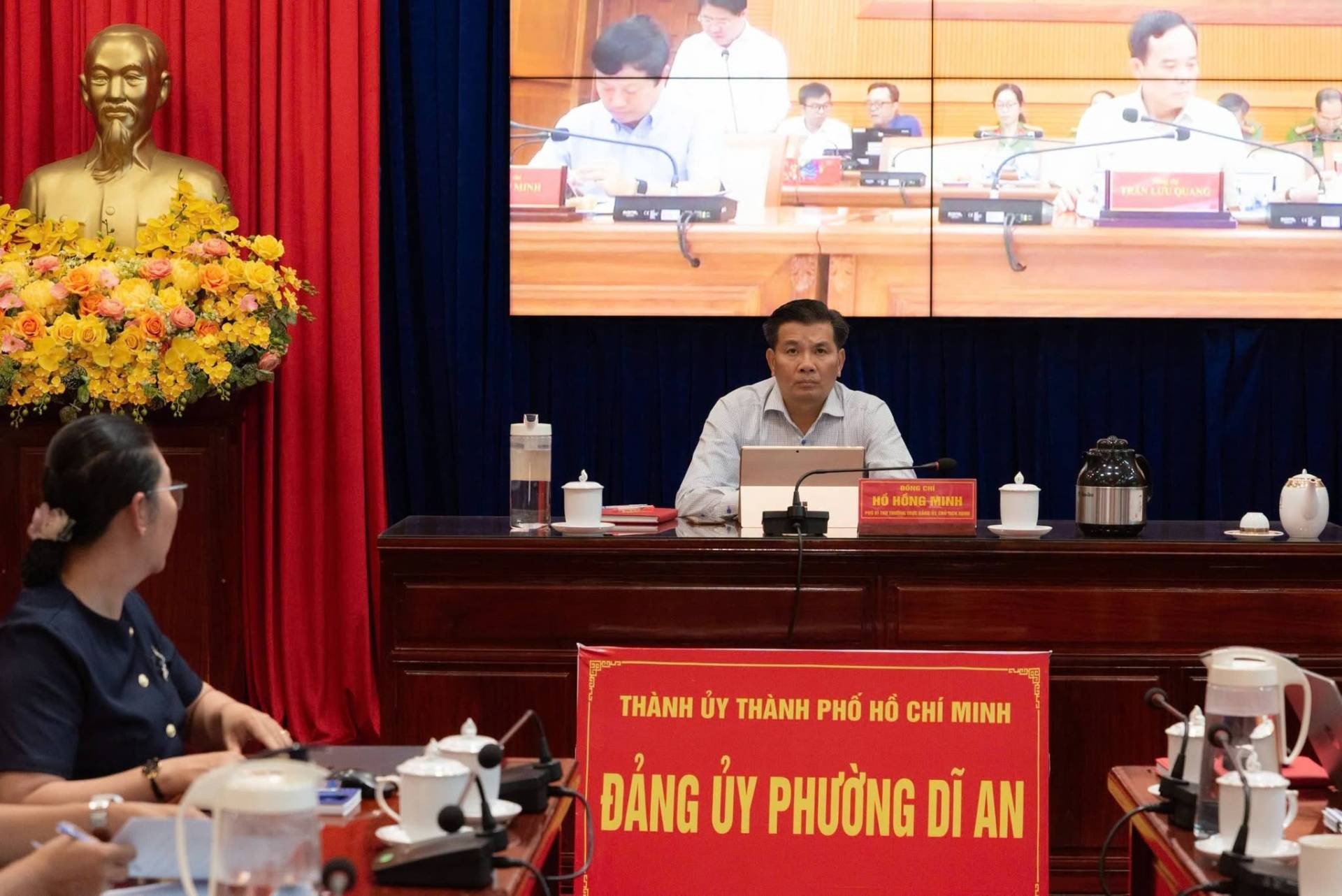 Có thể là hình ảnh về phòng tin tức và văn bản