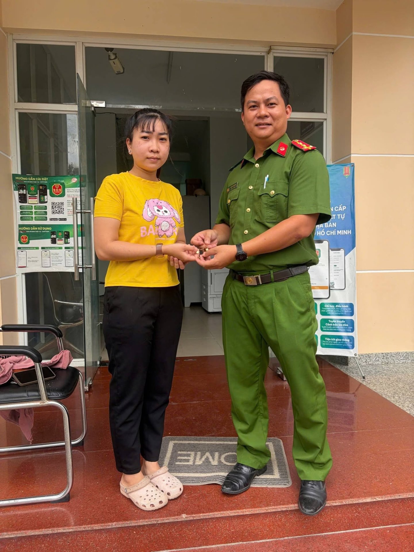CÔNG AN PHƯỜNG THUẬN AN TRAO TRẢ CHIẾC LẮC TAY CHO NGUỜI ĐÁNH RƠI TẠI KHU VỰC CHỢ BÚNG