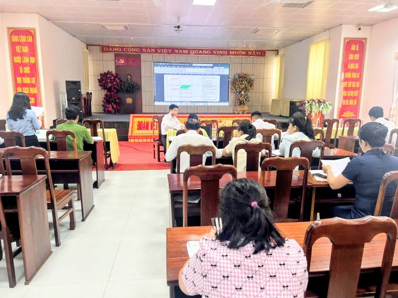 UBND PHƯỜNG TỔ CHỨC HỌP TỔ GIÚP VIỆC BAN CHỈ ĐẠO NGHỊ QUYẾT SỐ 57