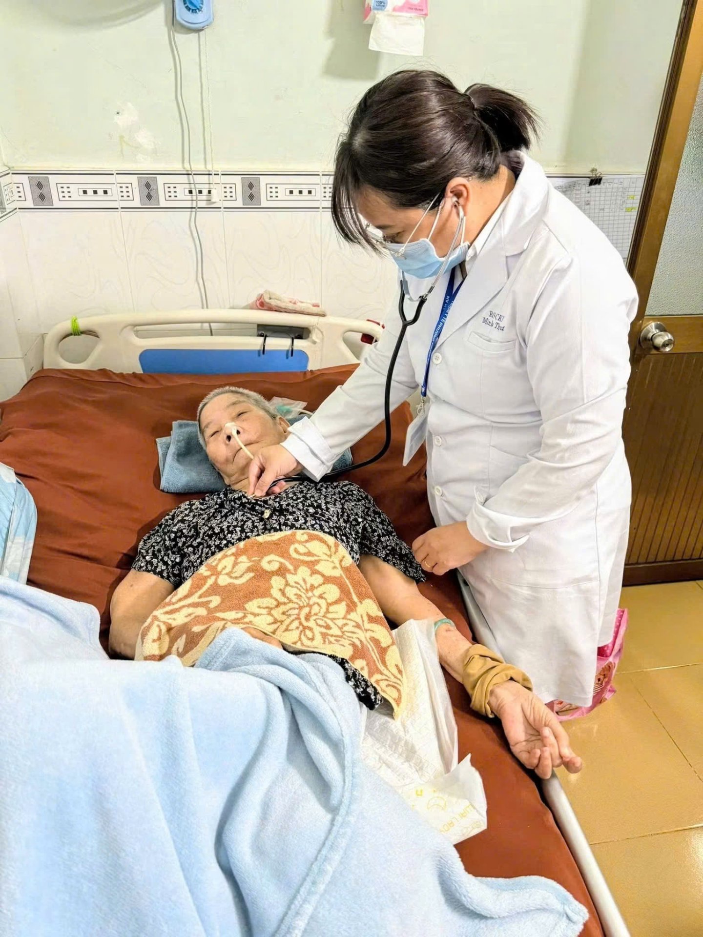 TỔ CHỨC KHÁM SỨC KHỎE TẠI NHÀ CHO HƠN 300 NGƯỜI DÂN THUỘC NHÓM YẾU THẾ