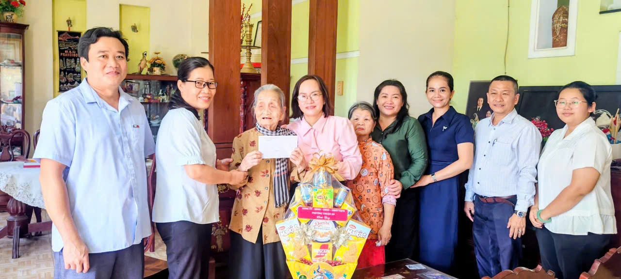 ĐOÀN LÃNH ĐẠO PHƯỜNG THUẬN AN THĂM, TẶNG QUÀ CÁC GIA ĐÌNH CHÍNH SÁCH NHÂN KỶ NIỆM 79 NĂM NGÀY THƯƠNG BINH - LIỆT SĨ (27/7/1947 - 27/7/2026)