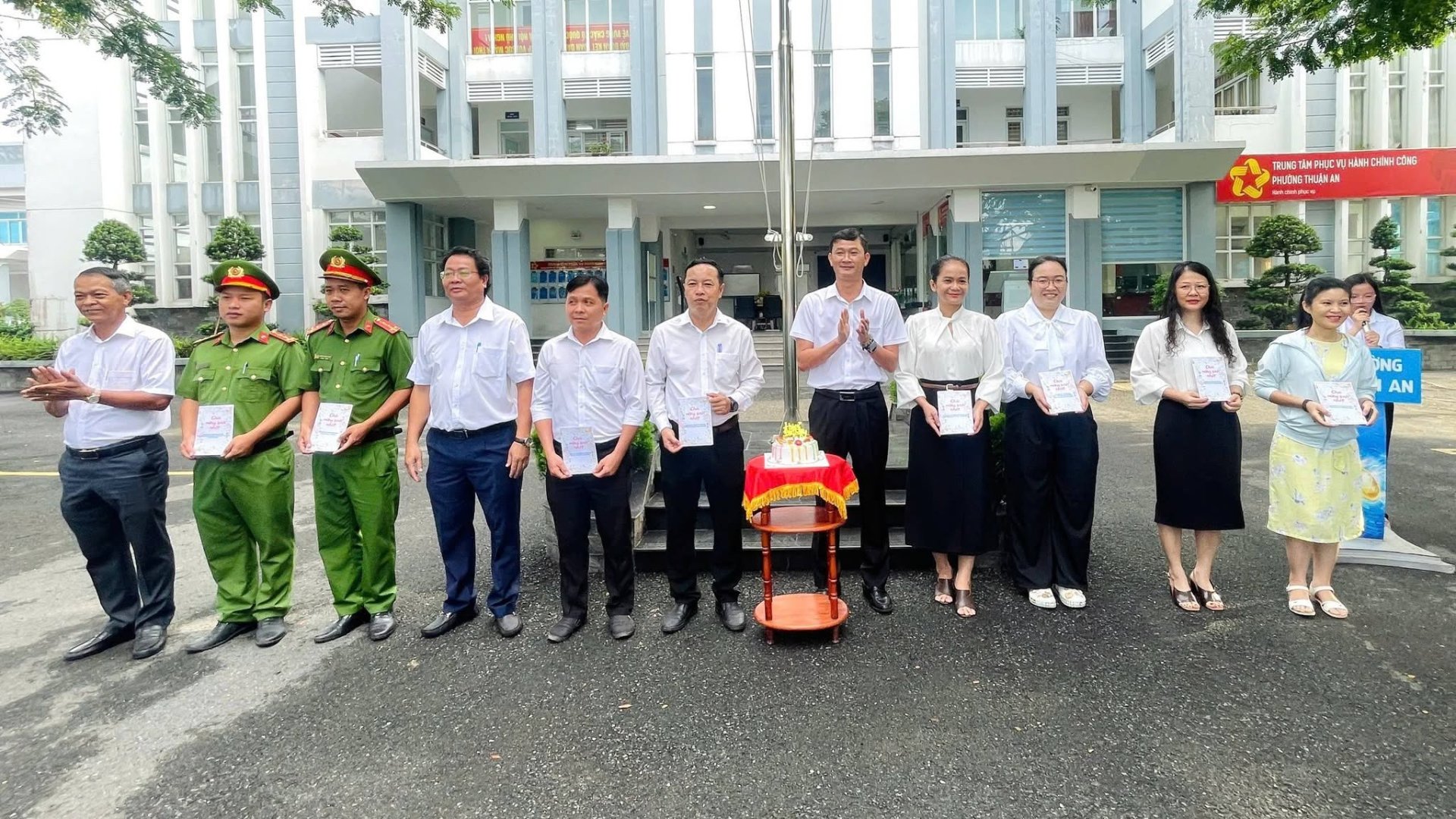 TỔ CHỨC CHÀO CỜ THÁNG 10/2026 VÀ TỔ CHỨC SINH NHẬT CHO CÔNG ĐOÀN VIÊN CÓ NGÀY SINH TRONG THÁNG