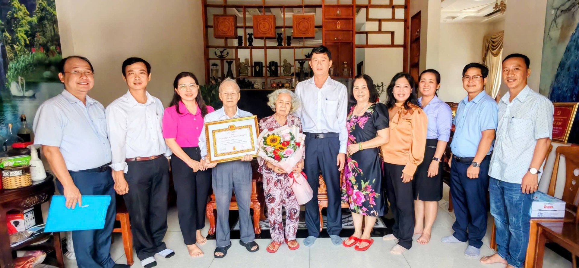 ĐẢNG ỦY PHƯỜNG THUẬN AN: TRAO TẶNG HUY HIỆU ĐẢNG CHO CÁC ĐẢNG VIÊN LÃO THÀNH
