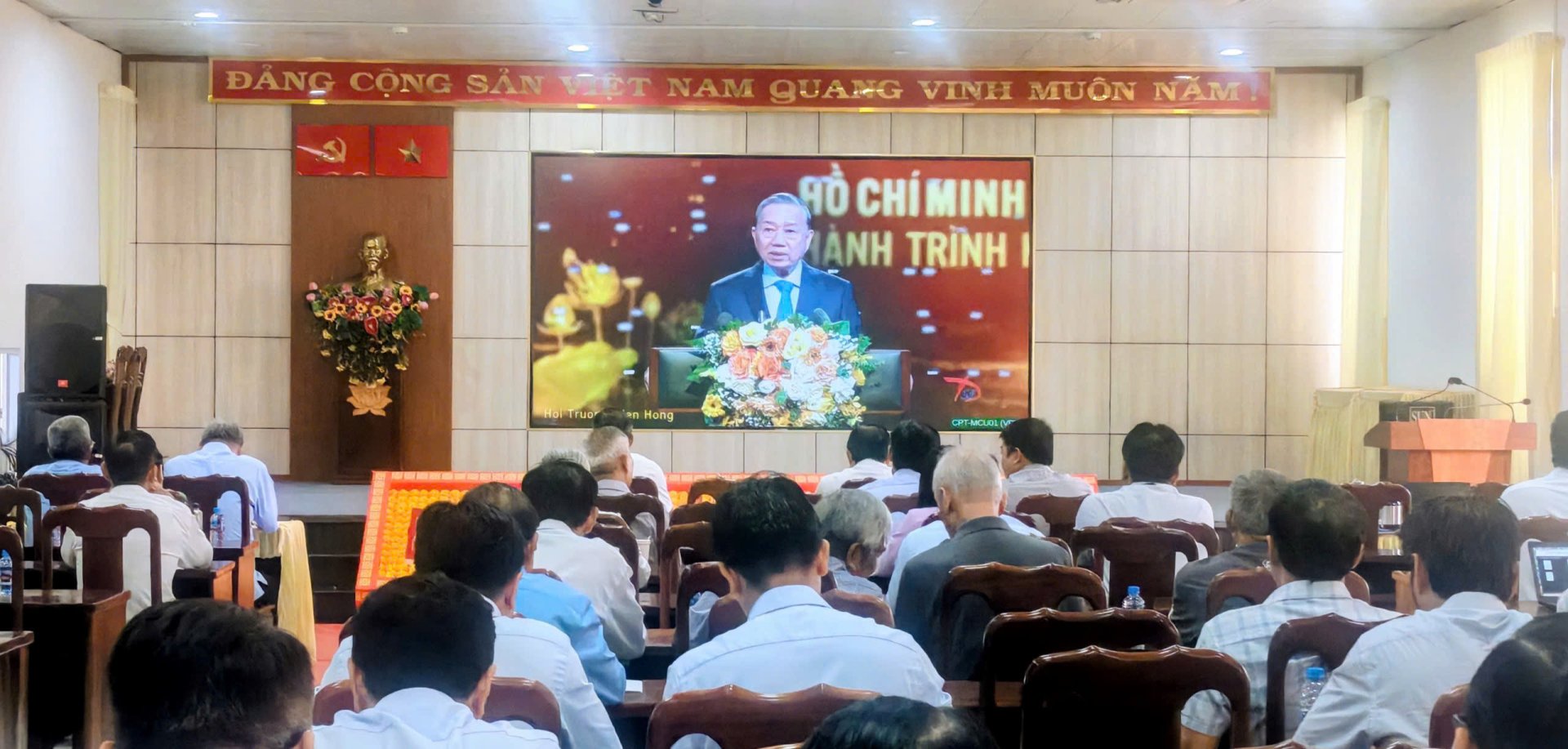 ĐẨY MẠNH ỨNG DỤNG CÔNG NGHỆ THÔNG TIN, CHUYỂN ĐỔI SỐ