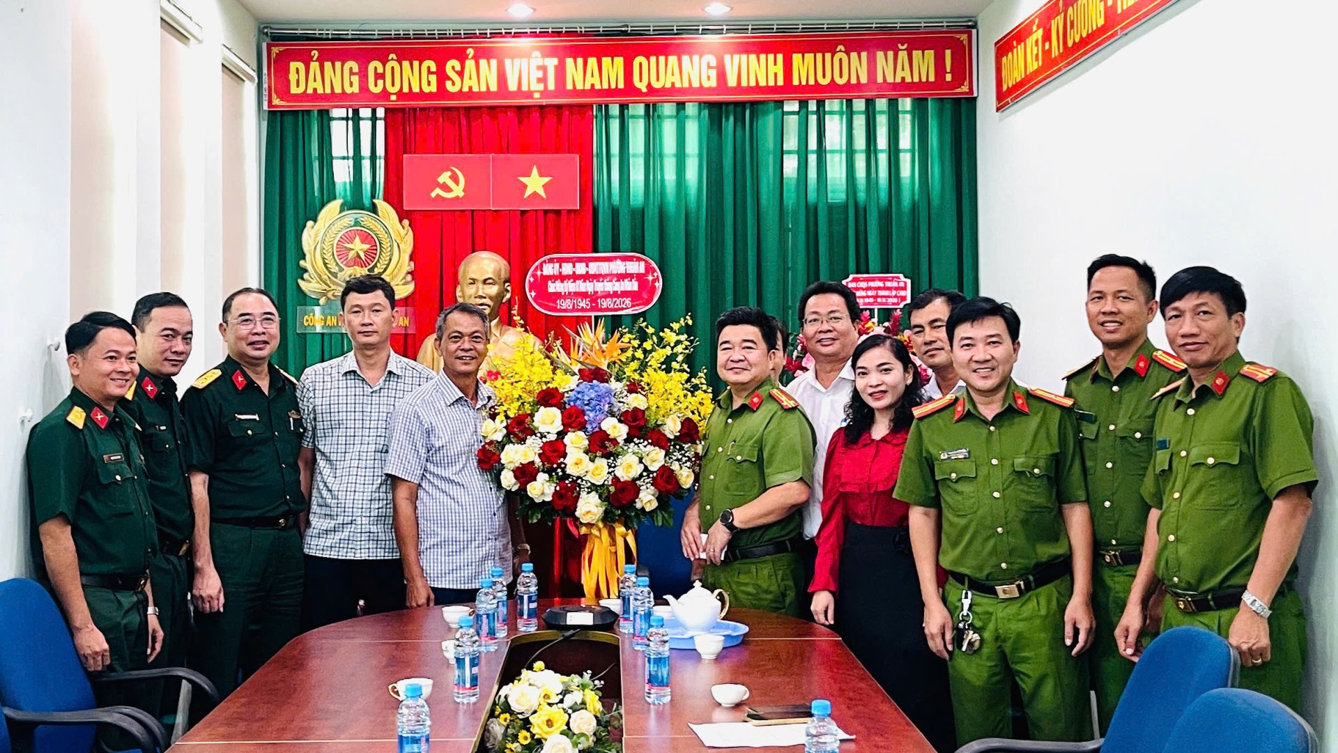 LÃNH ĐẠO ĐẢNG ỦY PHƯỜNG THUẬN AN CHÚC MỪNG CÔNG AN PHƯỜNG NHÂN KỶ NIỆM 81 NĂM NGÀY TRUYỀN THỐNG CÔNG AN NHÂN DÂN VÀ 21 NĂM NGÀY HỘI TOÀN DÂN BẢO VỆ AN NINH TỔ QUỐC