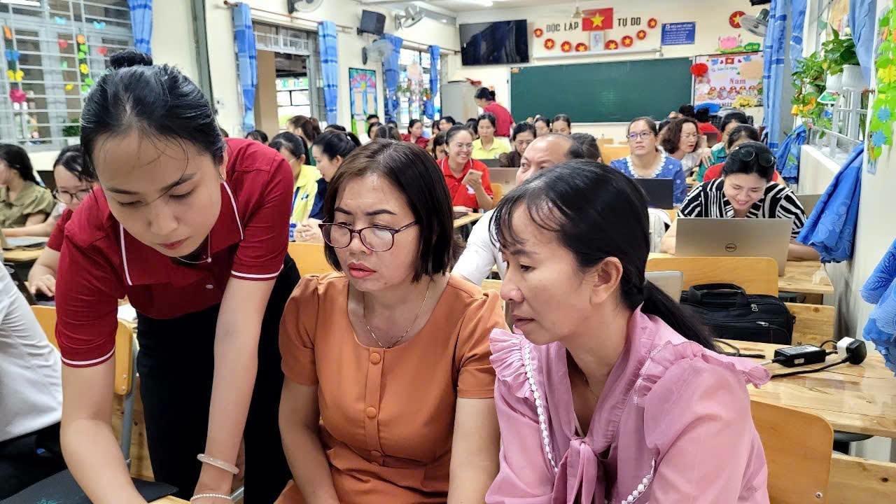 TRƯỜNG HỌC SỐ- TRƯỜNG TIỂU HỌC ĐÔNG HÒA  TẬP HUẤN ỨNG DỤNG “NỀN TẢNG SỐ DẠY VÀ HỌC”, THÚC ĐẨY CHUYỂN ĐỔI SỐ TRONG GIÁO DỤC