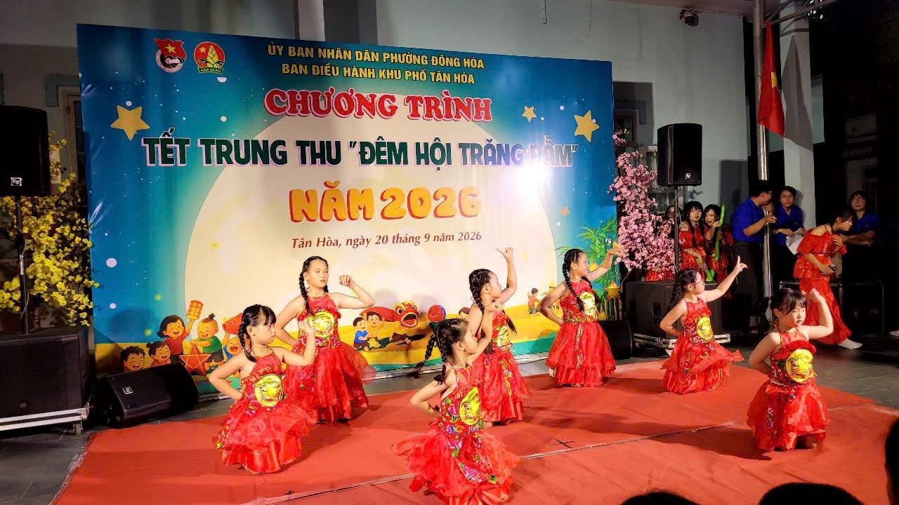 KHU PHỐ TÂN HÒA TỔ CHỨC TRUNG THU CHO GẦN 1000 EM THIẾU NHI