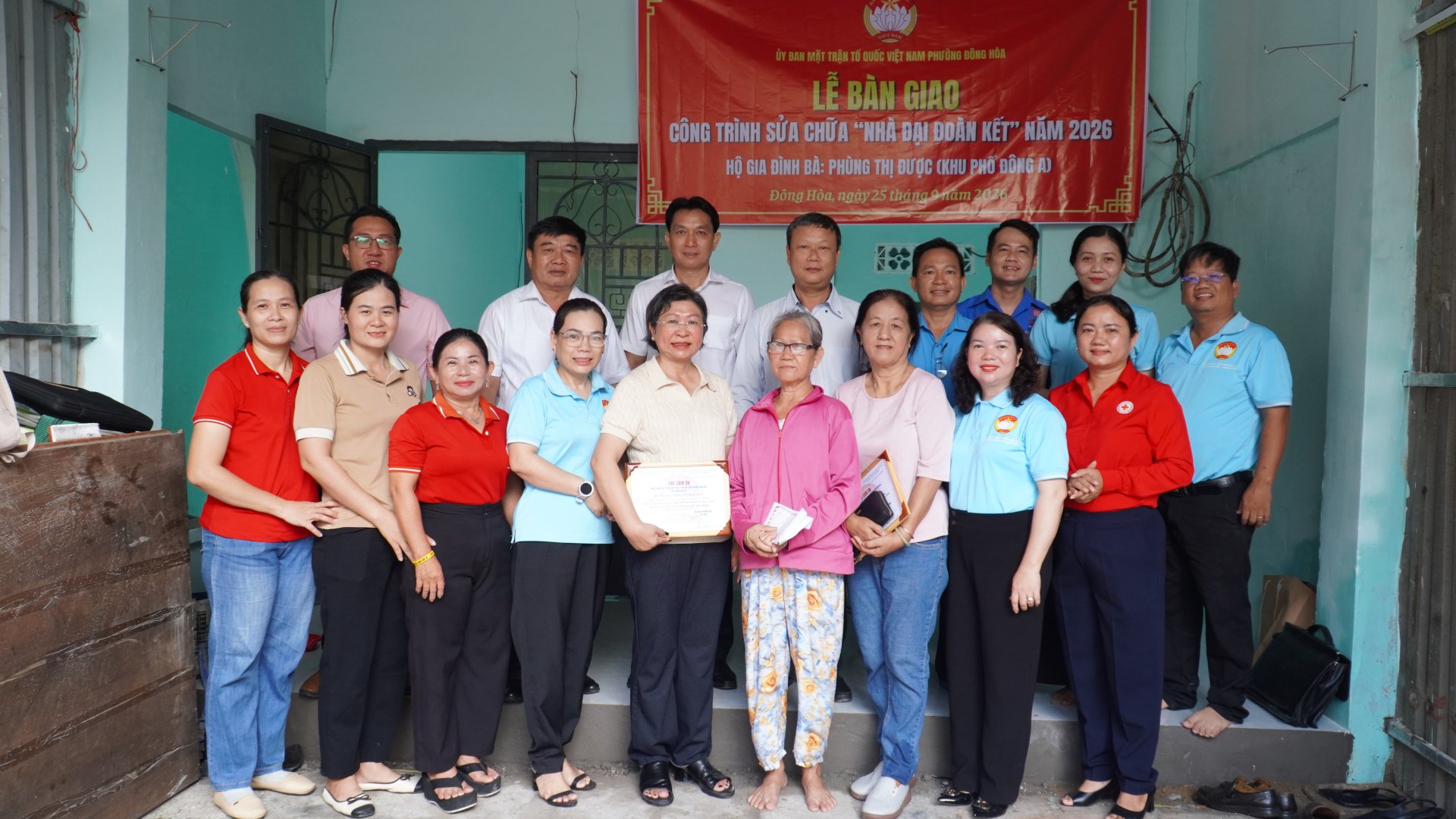 ĐÔNG HÒA TRAO TẶNG NHÀ ĐẠI ĐOÀN KẾT CHO HỘ KHÓ KHĂN