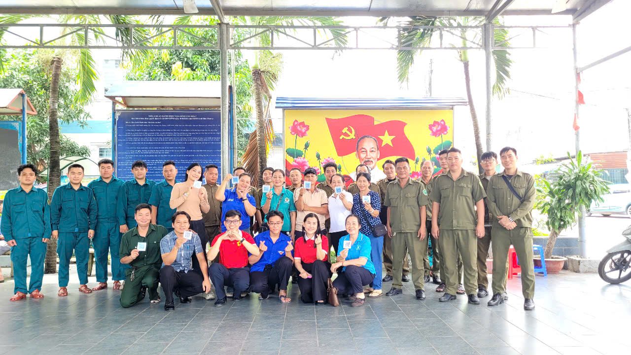 KHU PHỐ TÂN HÒA- LỰC LƯỢNG ĐẾN TẬN NHÀ HỖ TRỢ NGƯỜI DÂN THỰC HIỆN THỦ TỤC HÀNH CHÍNH