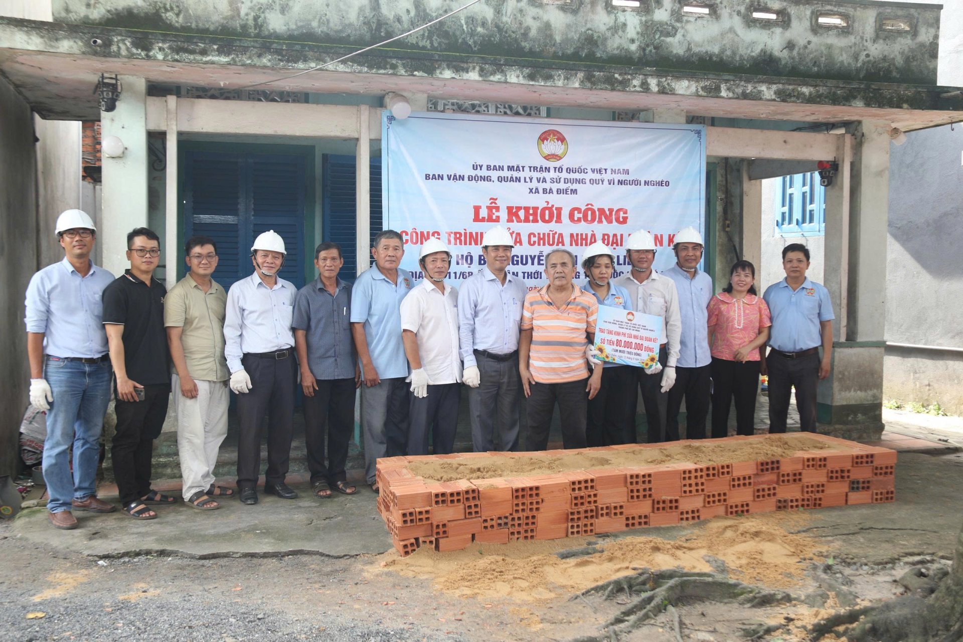 XÃ BÀ ĐIỂM TỔ CHỨC LỄ KHỞI CÔNG CÔNG TRÌNH NÂNG CẤP,  SỬA CHỮA NHÀ CHO HỘ BÀ NGUYỄN THỊ THÚY LIỄU