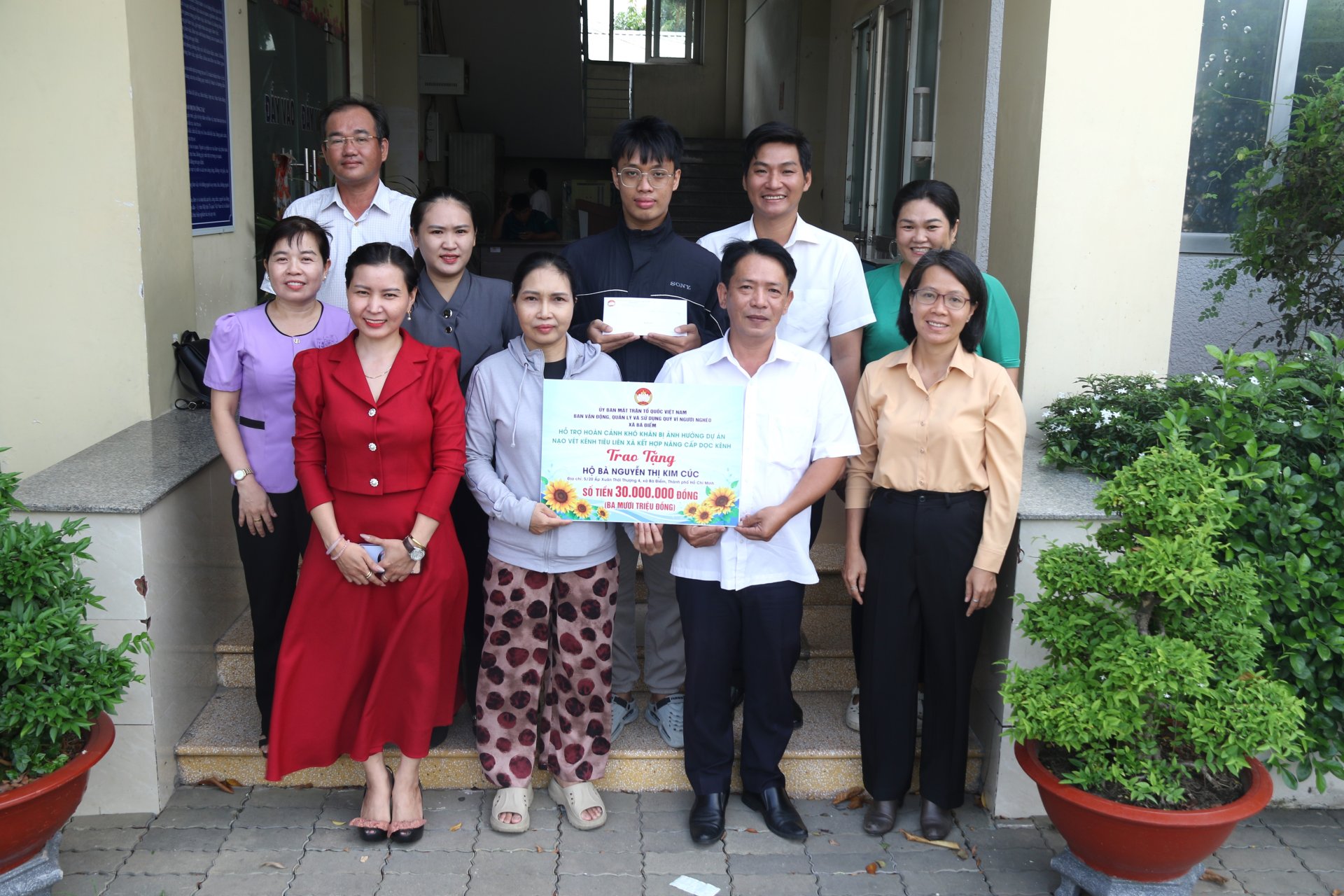 XÃ BÀ ĐIỂM TỔ CHỨC TRAO TẶNG KINH PHÍ HỖ TRỢ THÊM  CHO TRƯỜNG HỢP GIẢI TỎA KHÔNG ĐỦ ĐIỀU KIỆN TÁI ĐỊNH CƯ THUỘC DỰ ÁN NẠO VÉT KÊNH TIÊU LIÊN XÃ KẾT HỢP NÂNG CẤP ĐƯỜNG DỌC KÊNH ĐOẠN ĐI QUA XÃ BÀ ĐIỂM