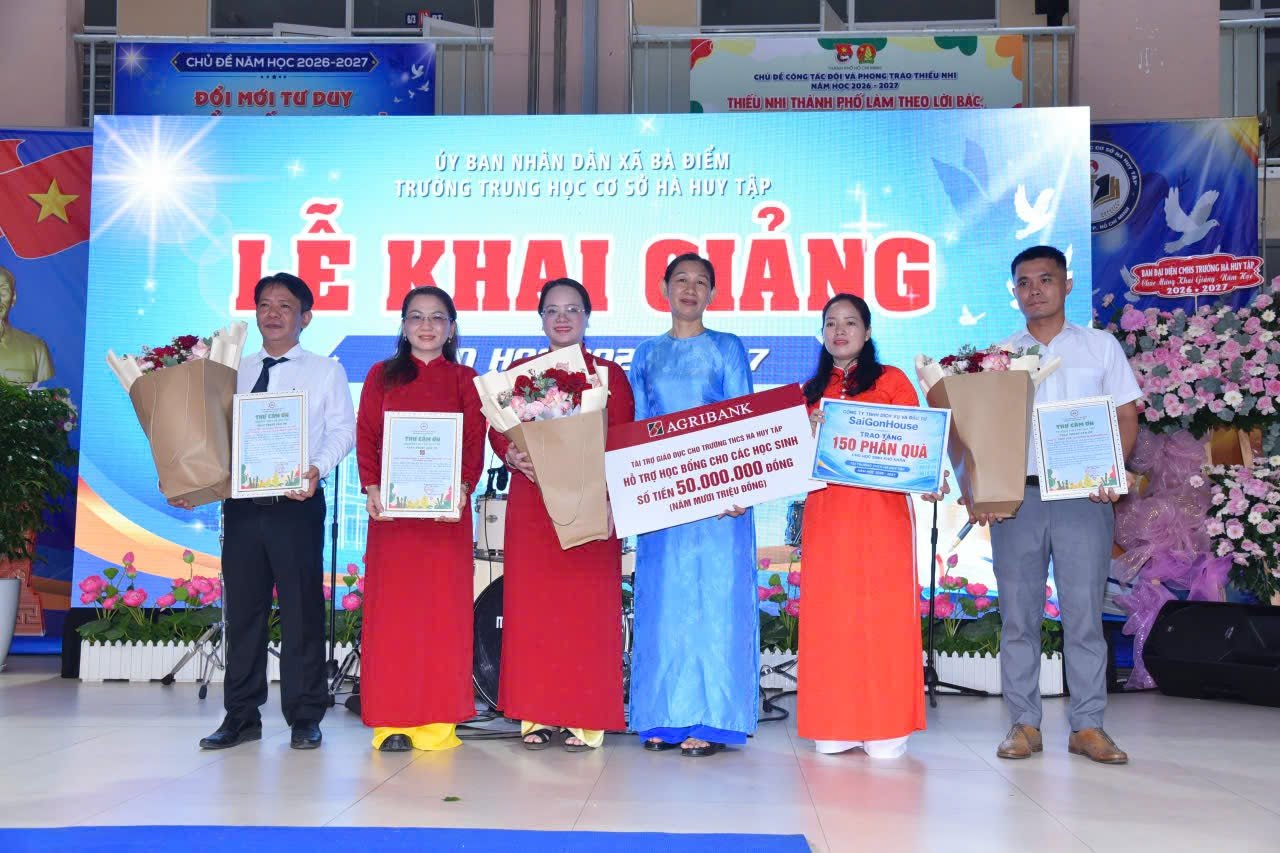 ẤM ÁP CHƯƠNG TRÌNH TRAO TẶNG 50 SUẤT HỌC BỔNG CHO HỌC SINH VƯỢT KHÓ TẠI TRƯỜNG THCS HÀ HUY TẬP