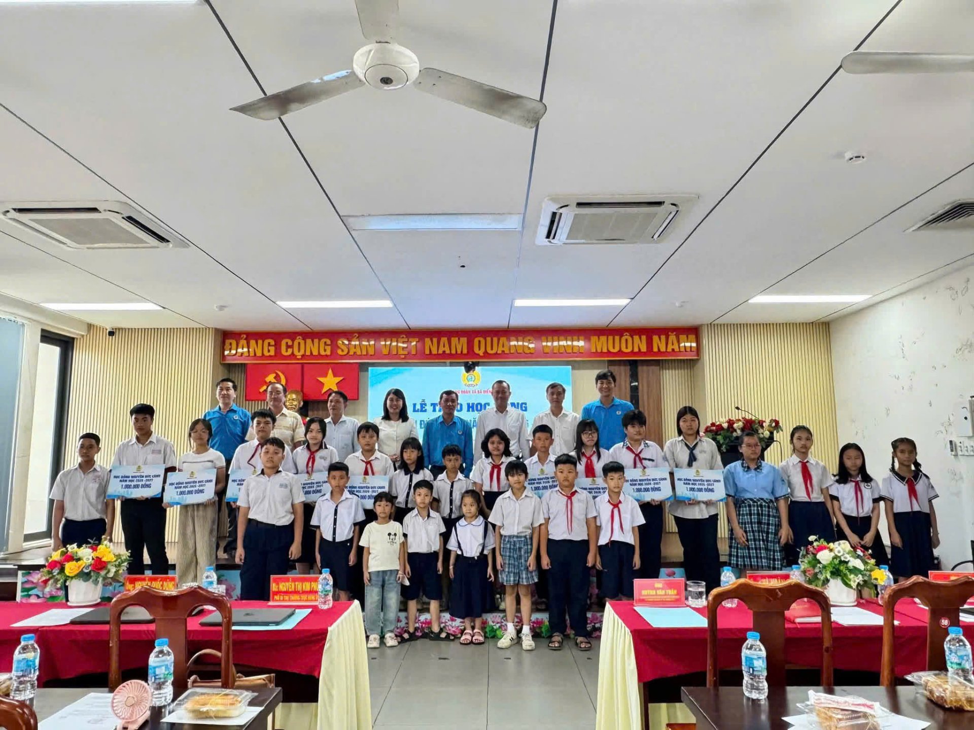 CÔNG ĐOÀN XÃ BÀ ĐIỂM TỔ CHỨC CHƯƠNG TRÌNH  TRAO HỌC BỔNG NGUYỄN ĐỨC CẢNH NĂM HỌC 2026 - 2027