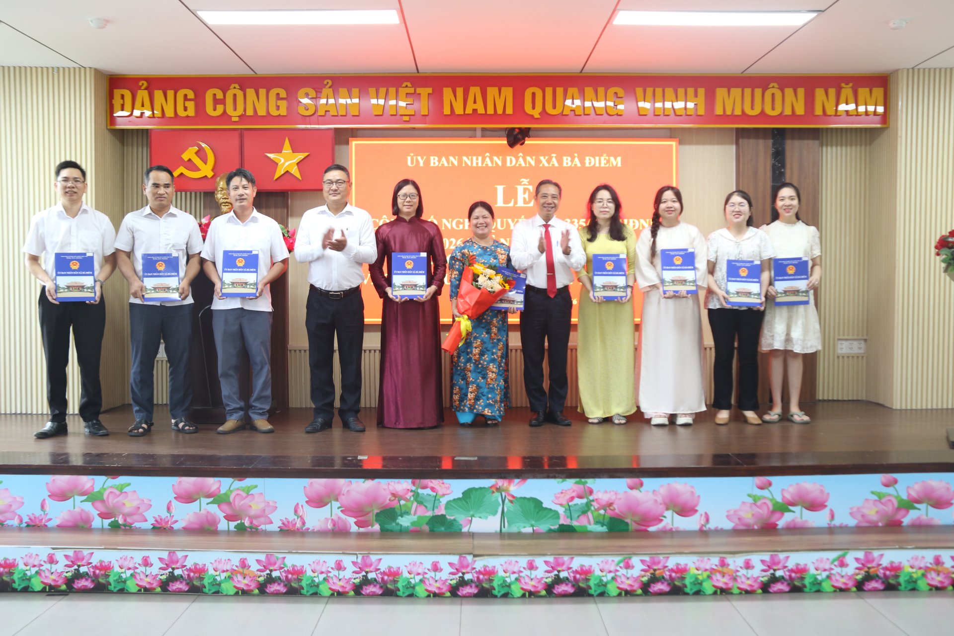 LỄ CÔNG BỐ NGHỊ QUYẾT SỐ 335/NQ-HĐND NGÀY 13/8/2026 CỦA HĐND XÃ VỀ THÀNH LẬP PHÒNG NỘI VỤ, PHÒNG VĂN HÓA - KHOA HỌC VÀ TRAO QUYẾT ĐỊNH CÔNG TÁC CÁN BỘ