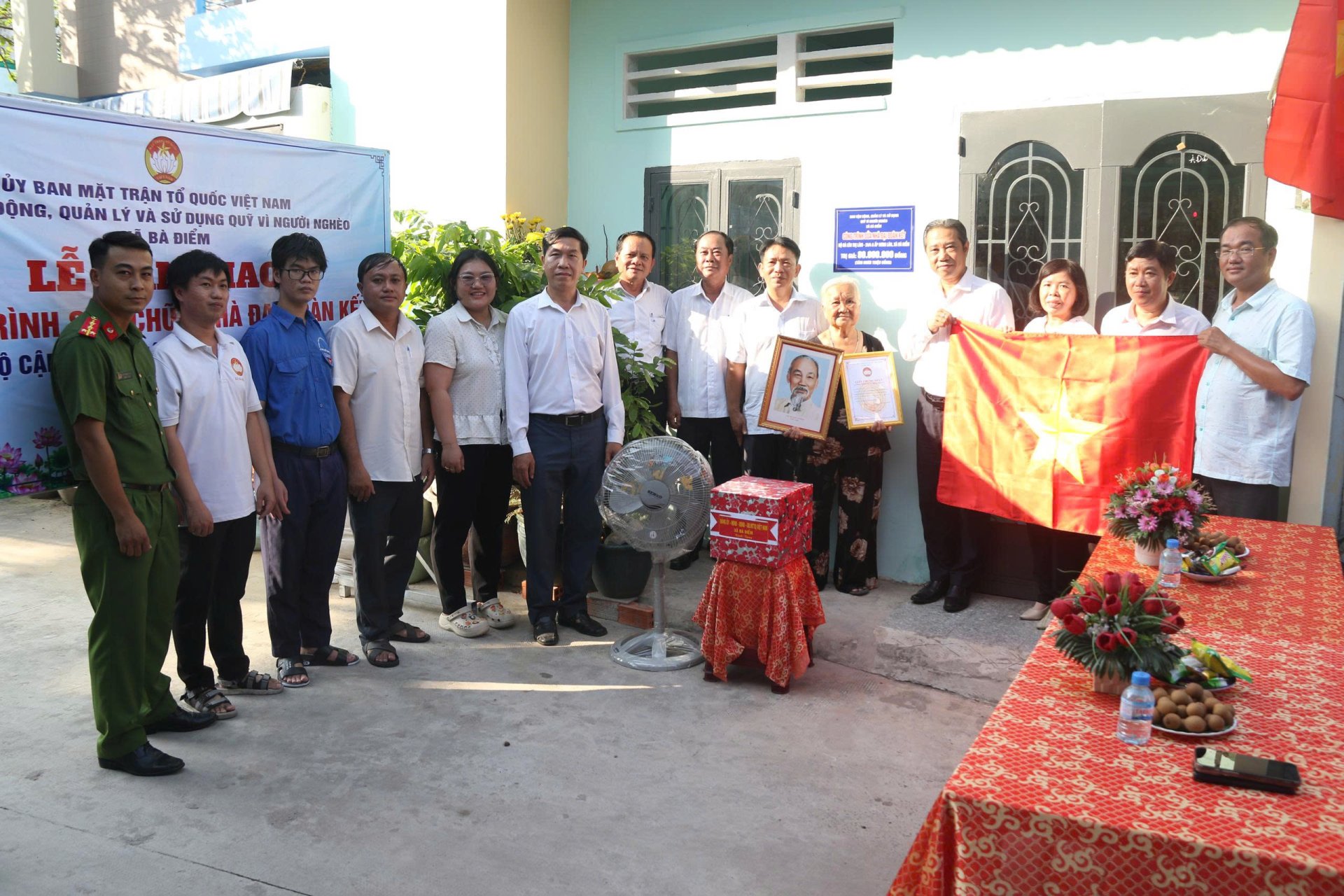 XÃ BÀ ĐIỂM TỔ CHỨC LỄ BÀN GIAO CÔNG TRÌNH SỬA CHỮA  NHÀ ĐẠI ĐOÀN KẾT CHO HỘ BÀ LÊ THỊ LÀM