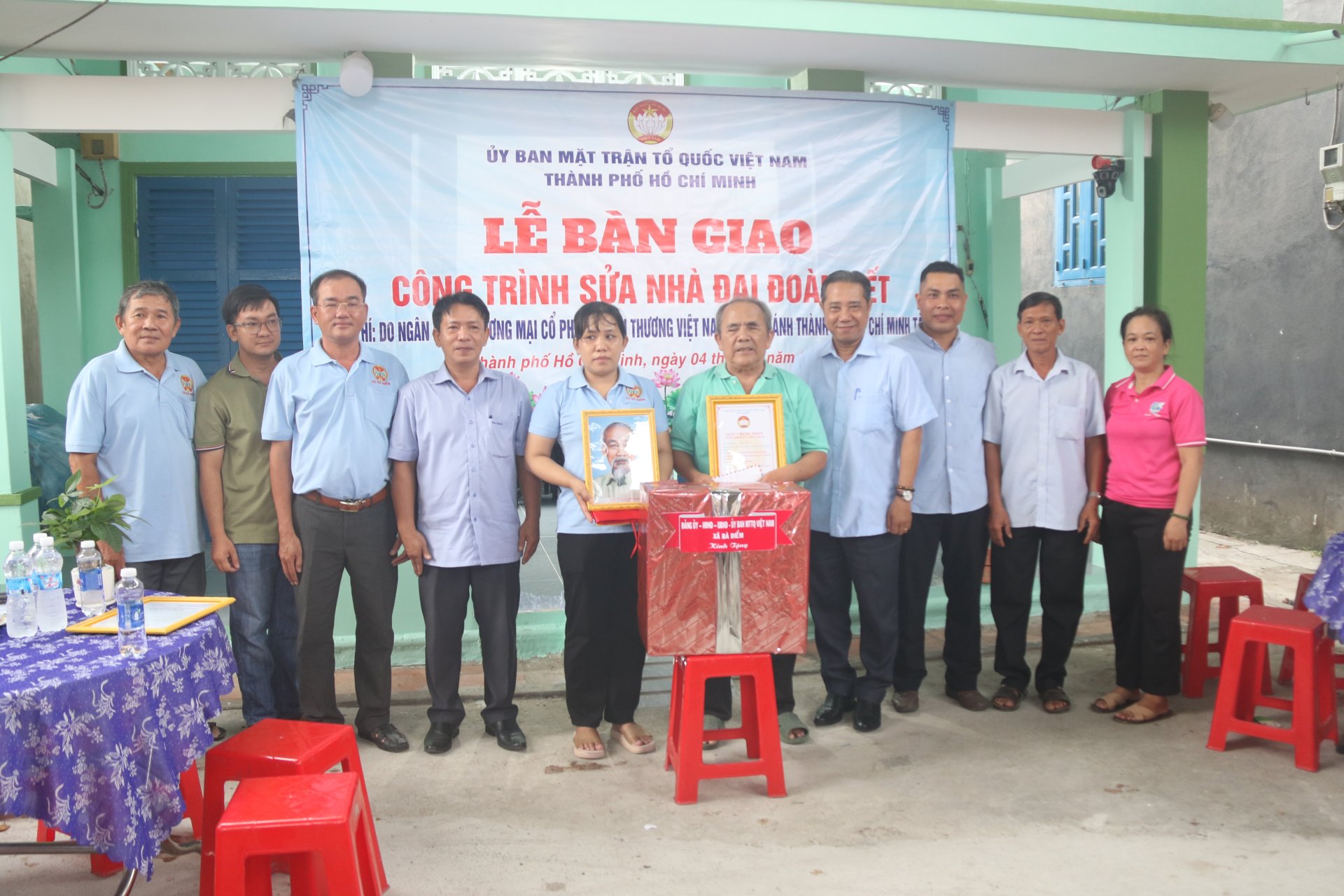 XÃ BÀ ĐIỂM TỔ CHỨC LỄ BÀN GIAO CÔNG TRÌNH SỬA CHỮA NHÀ ĐẠI ĐOÀN KẾT CHO HỘ BÀ NGUYỄN THỊ THÚY LIỄU